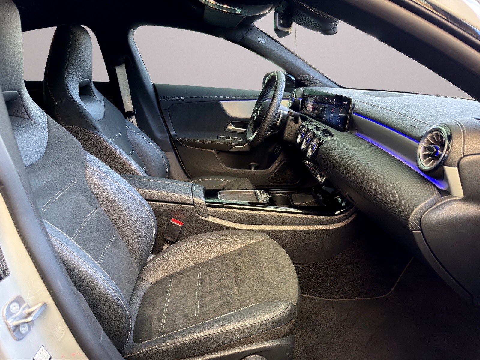MERCEDES-BENZ CLA 200 7G-DCT-image-12