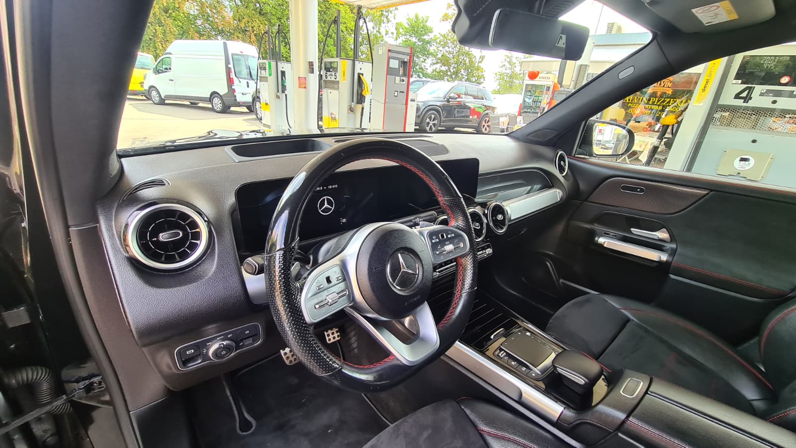 MERCEDES-BENZ GLB 220 d 4Matic AMG Line 8G-Tronic ** H.up Display ** Farhrerassistenz Paket ** RF-Kamera ** Leder-Alcantara ** Sportsitze **-image-16