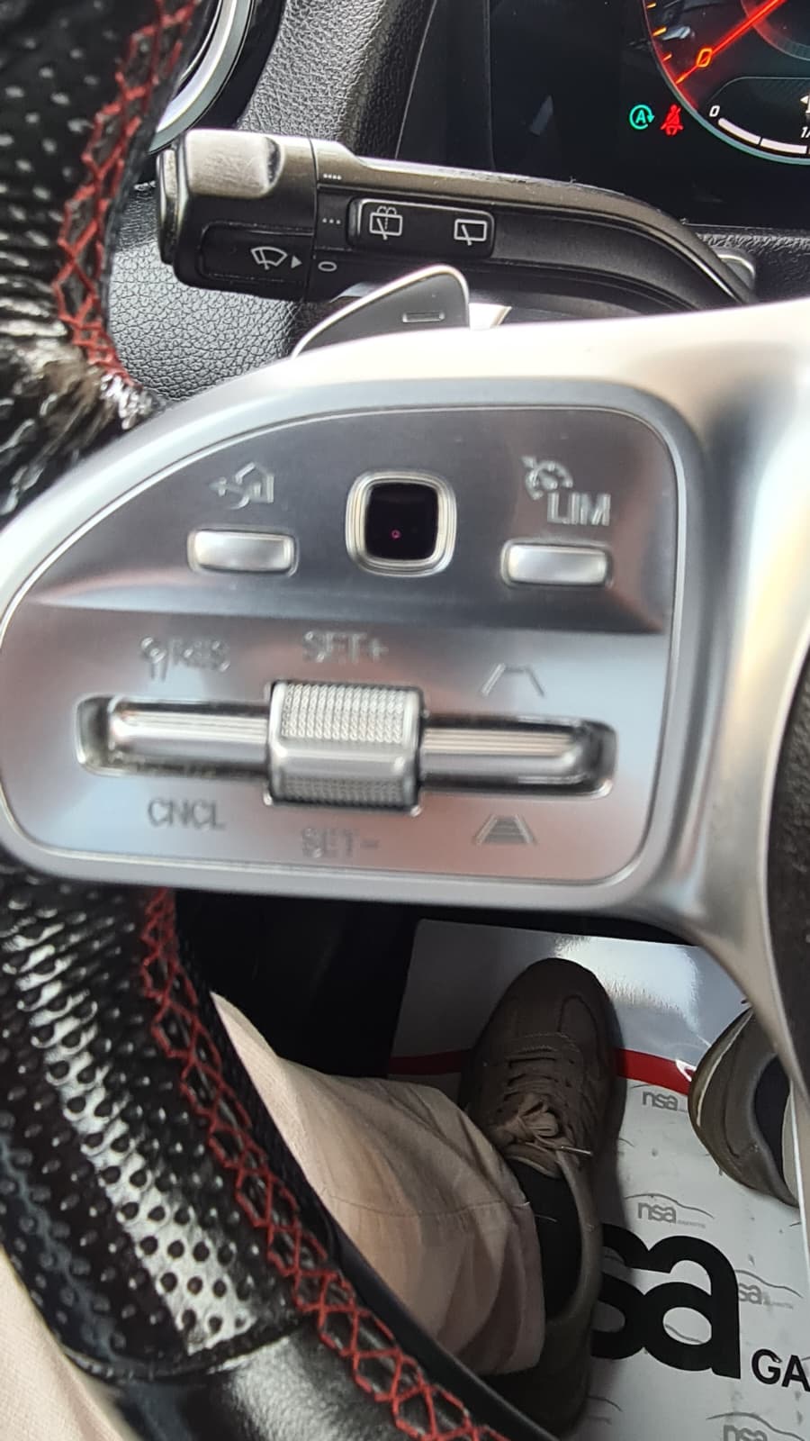 MERCEDES-BENZ GLB 220 d 4Matic AMG Line 8G-Tronic ** H.up Display ** Farhrerassistenz Paket ** RF-Kamera ** Leder-Alcantara ** Sportsitze **-image-10
