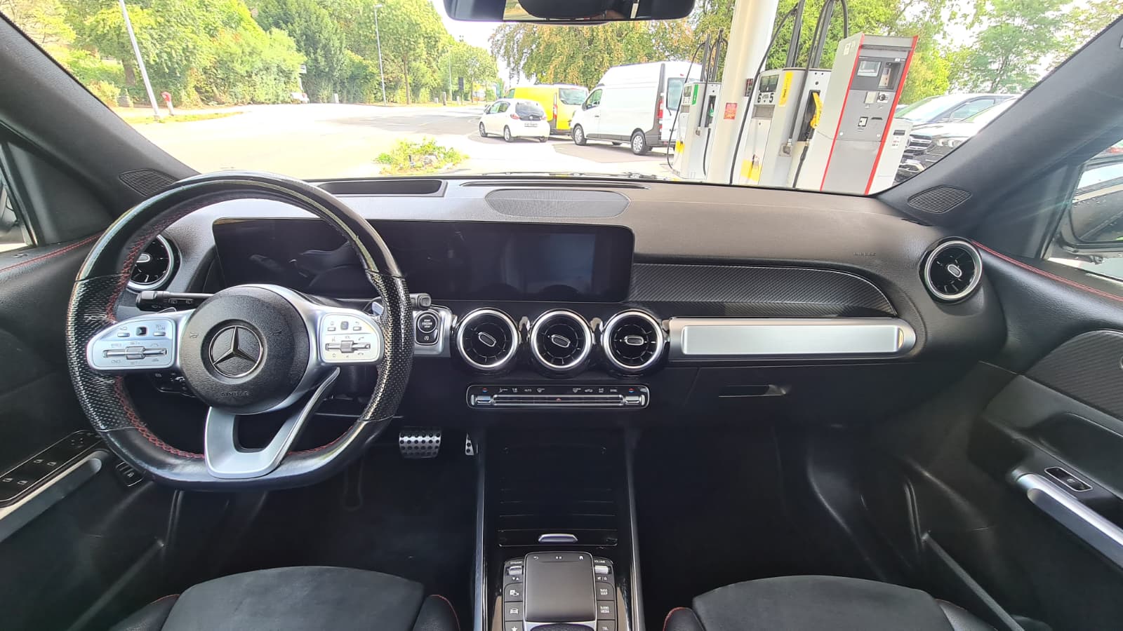 MERCEDES-BENZ GLB 220 d 4Matic AMG Line 8G-Tronic ** H.up Display ** Farhrerassistenz Paket ** RF-Kamera ** Leder-Alcantara ** Sportsitze **-image-17