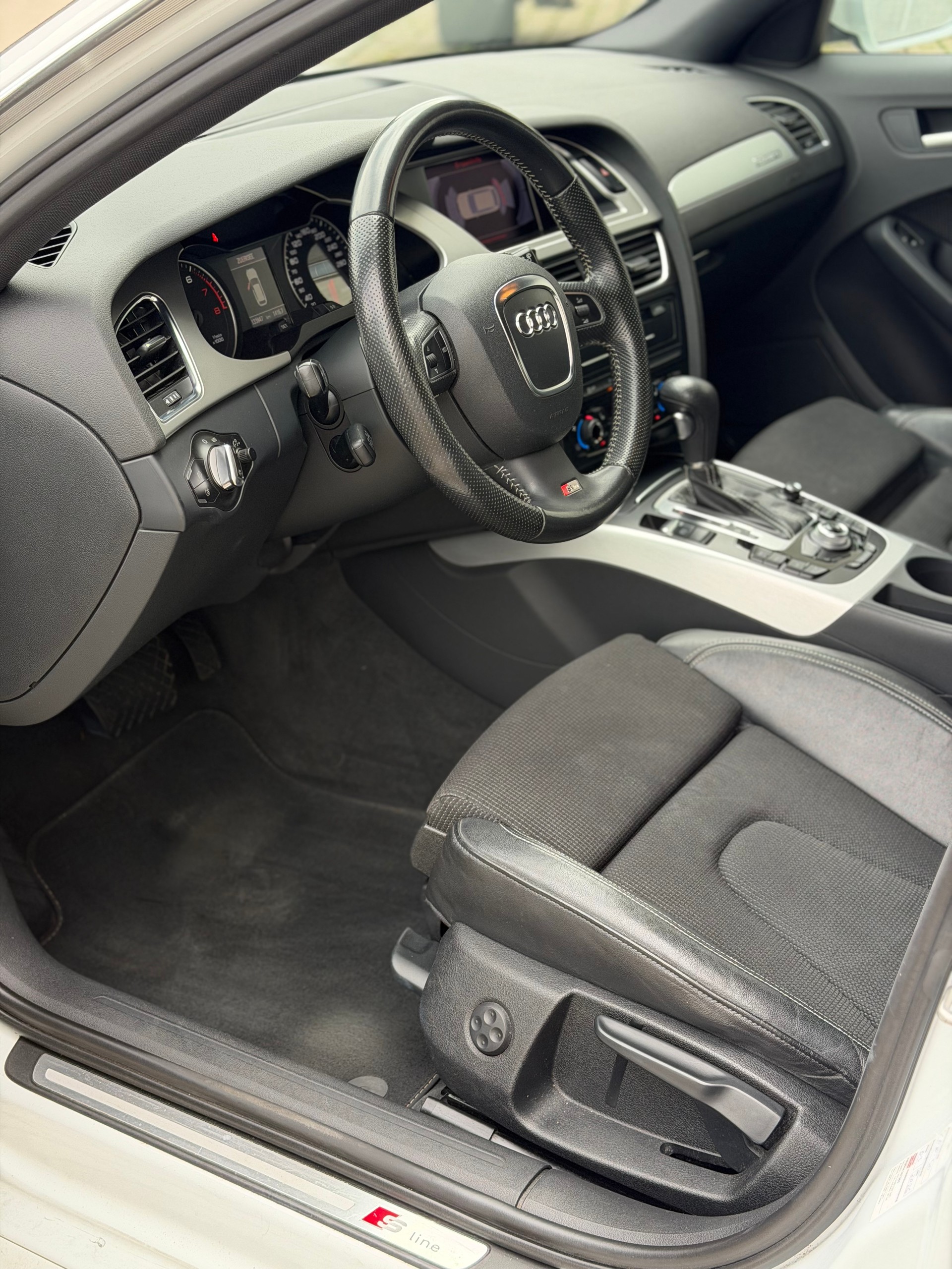 AUDI A4 Avant 2.0 TFSI quattro S-tronic-image-11