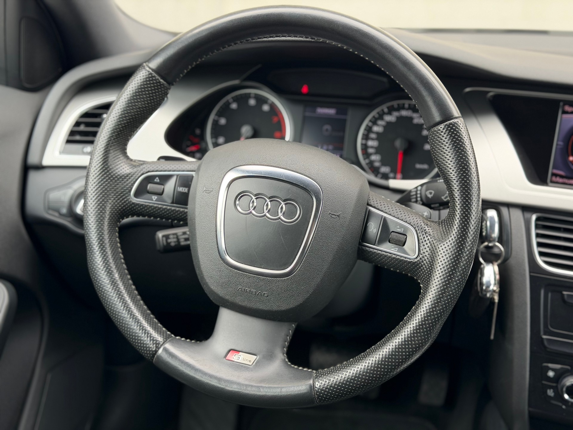 AUDI A4 Avant 2.0 TFSI quattro S-tronic-image-21