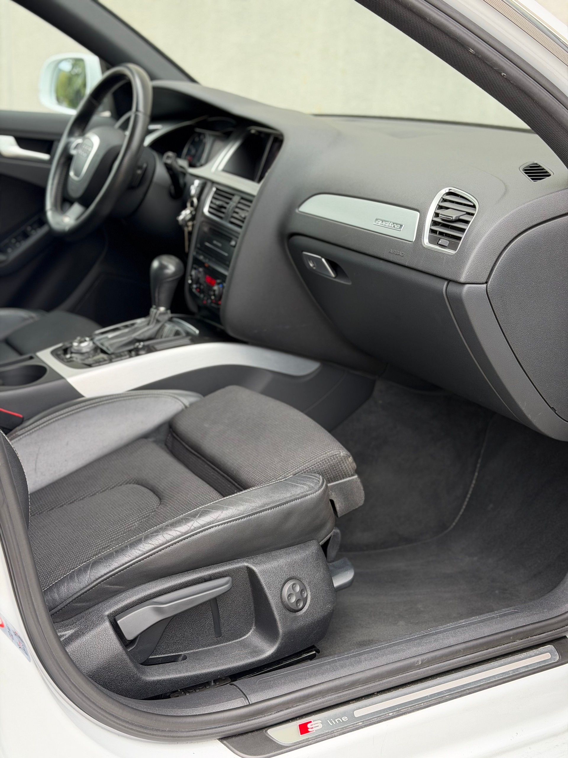 AUDI A4 Avant 2.0 TFSI quattro S-tronic-image-14