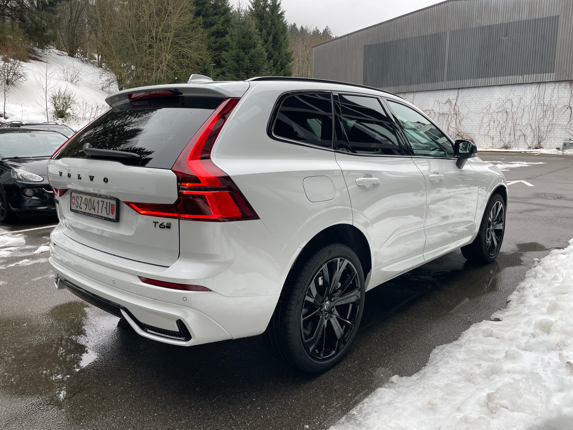 VOLVO XC60 T6 eAWD PluginHybrid Plus Black Edition Geartronic-image-3