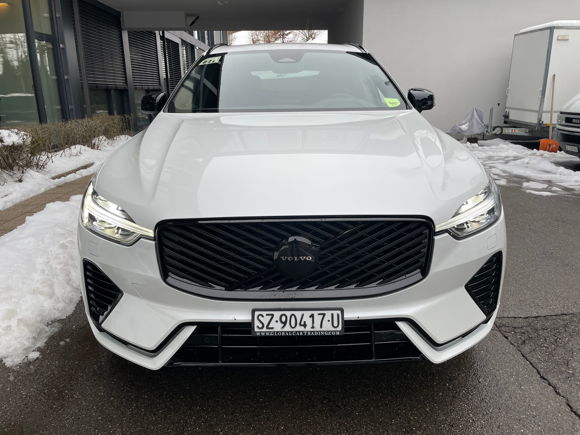 VOLVO XC60 T6 eAWD PluginHybrid Plus Black Edition Geartronic-image-1