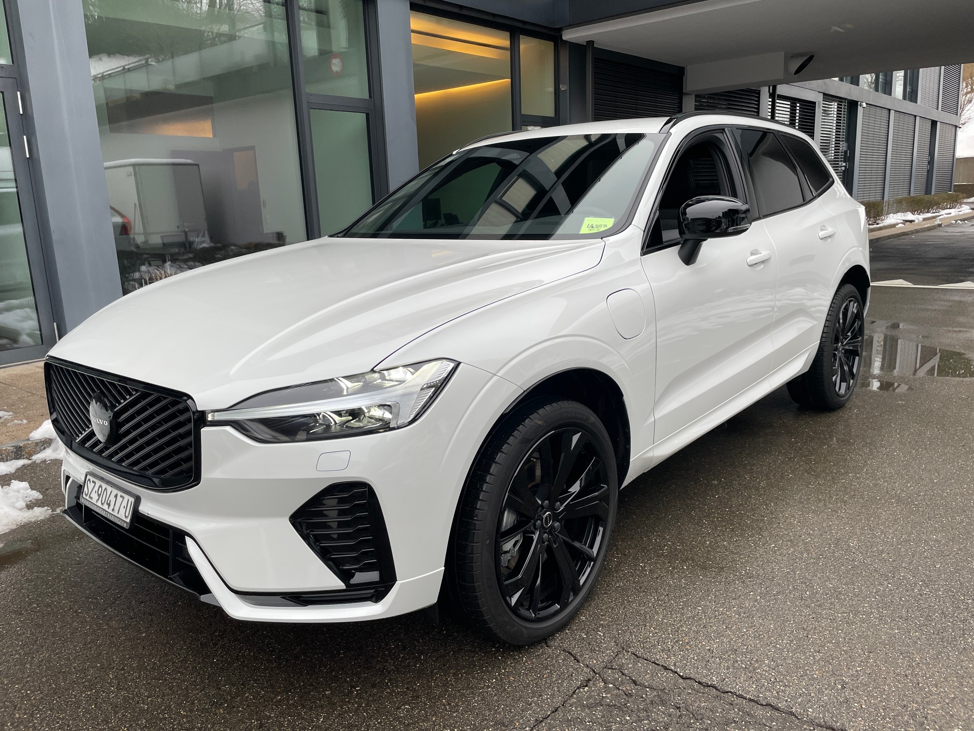VOLVO XC60 T6 eAWD PluginHybrid Plus Black Edition Geartronic-image-0