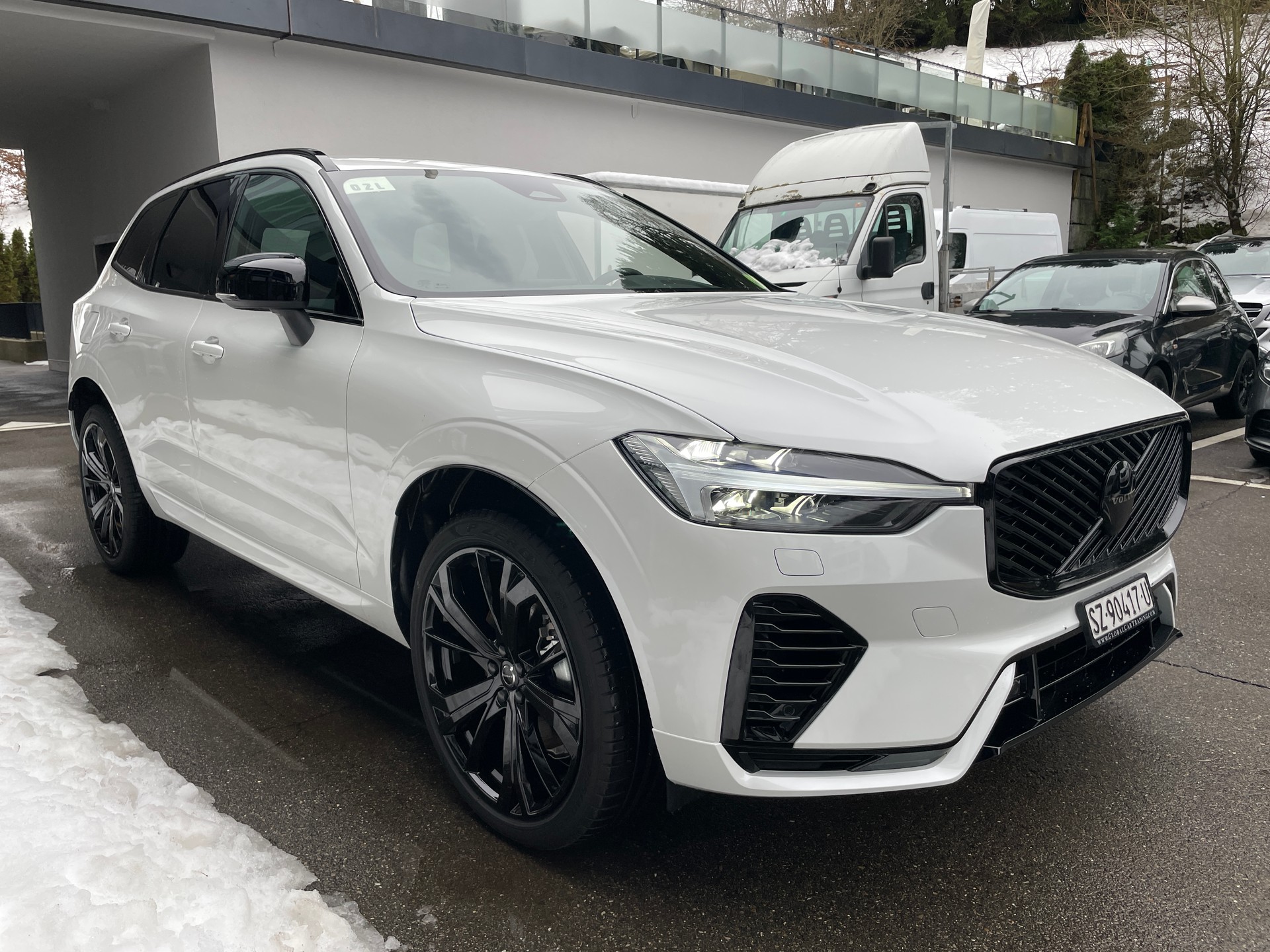 VOLVO XC60 T6 eAWD PluginHybrid Plus Black Edition Geartronic-image-2