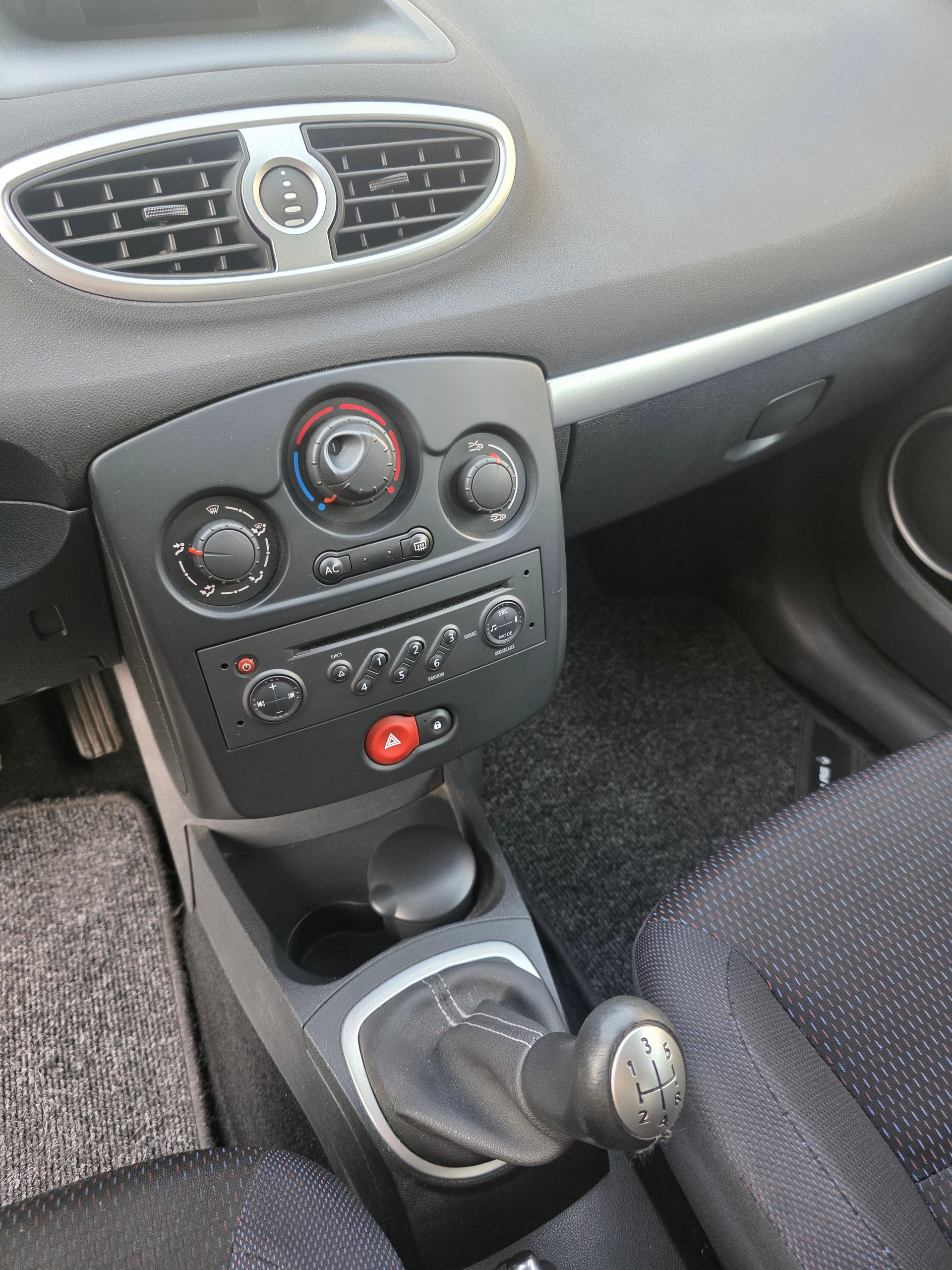 RENAULT Clio 1.4 16V Dynamique-image-5
