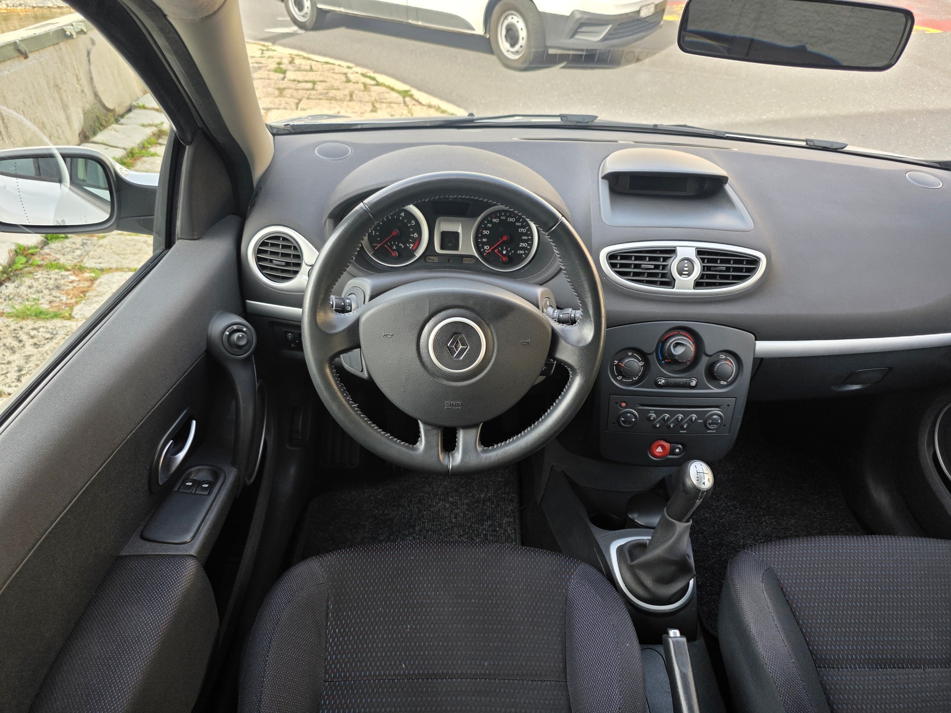 RENAULT Clio 1.4 16V Dynamique-image-6