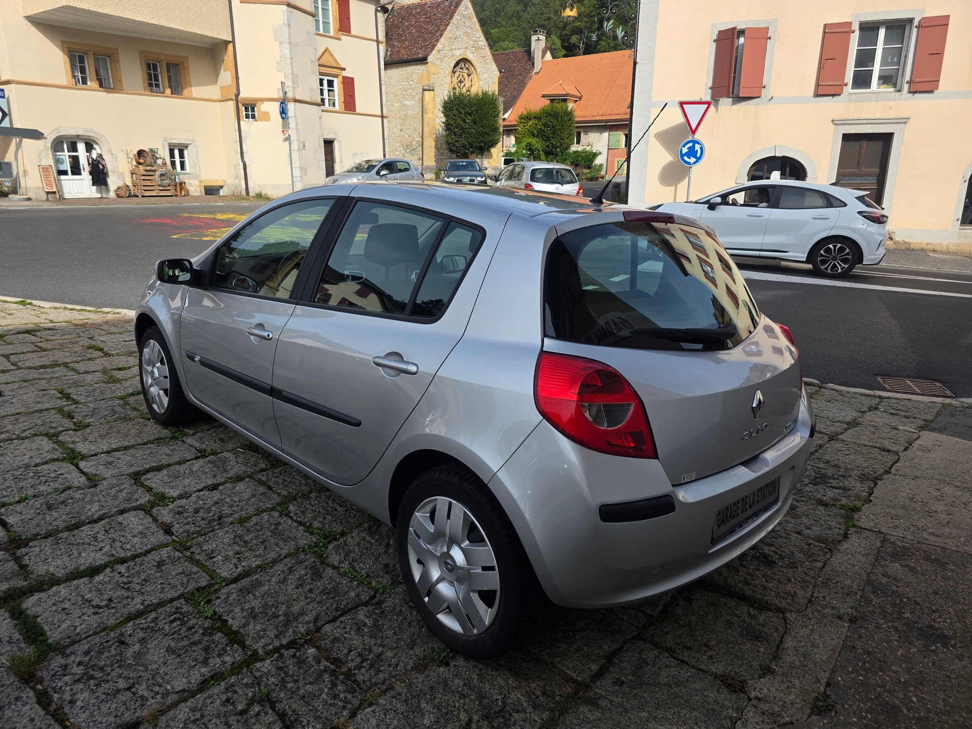 RENAULT Clio 1.4 16V Dynamique-image-4