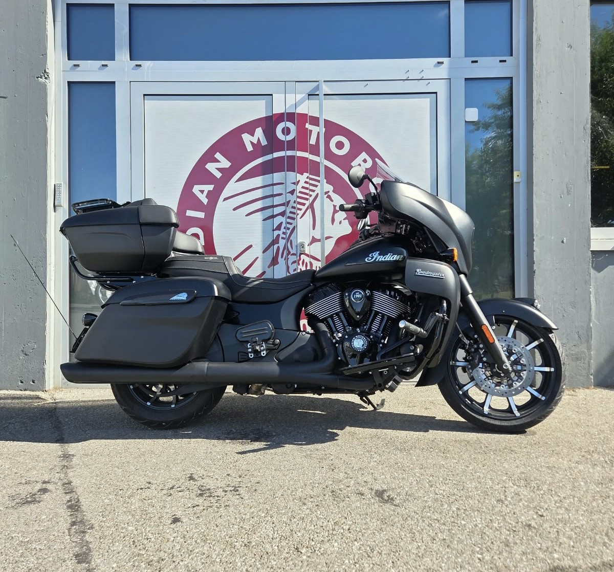 INDIAN Roadmaster Dark Horse