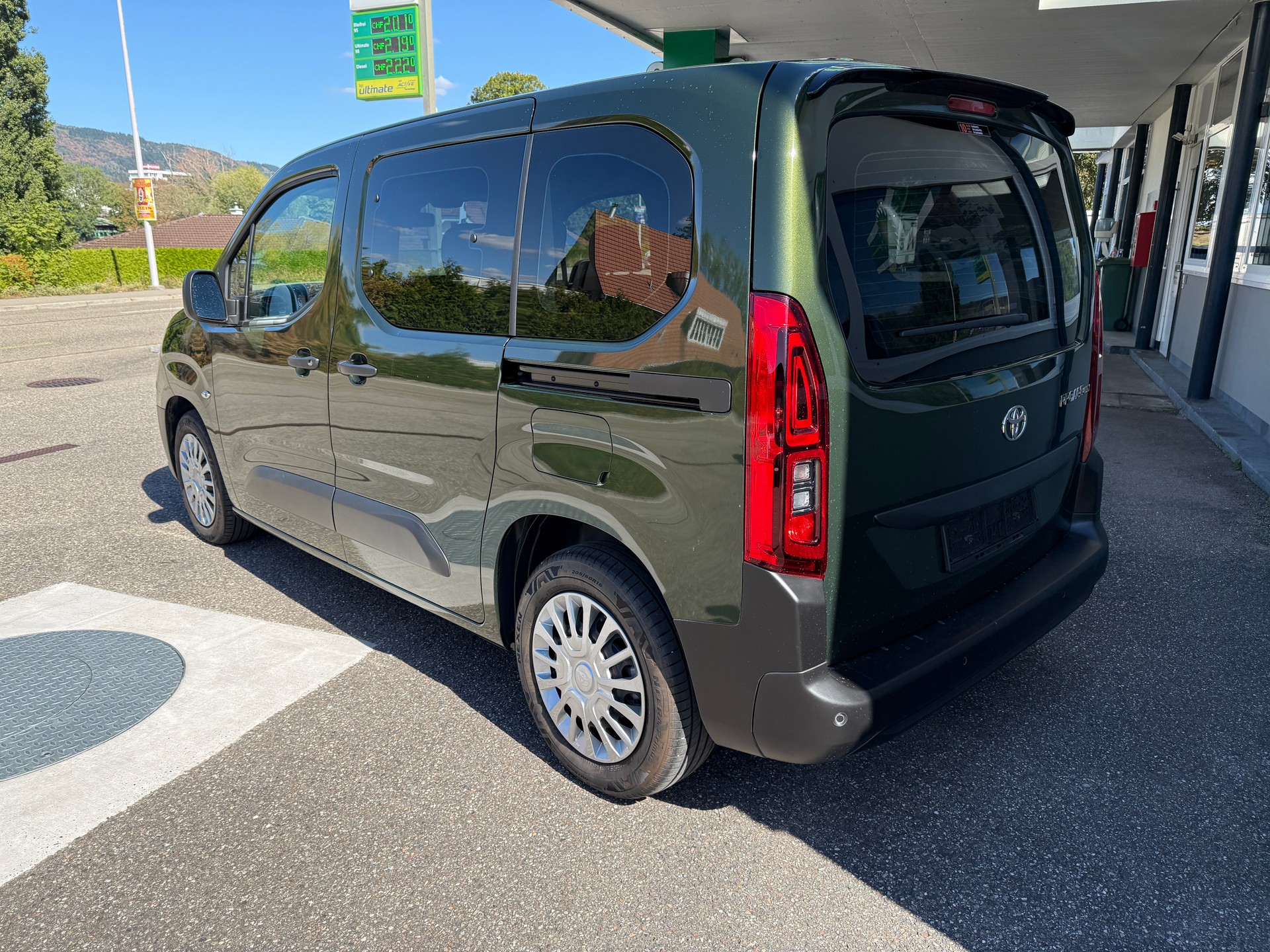 TOYOTA Proace City Verso 1.5 Comfort Medium-image-2