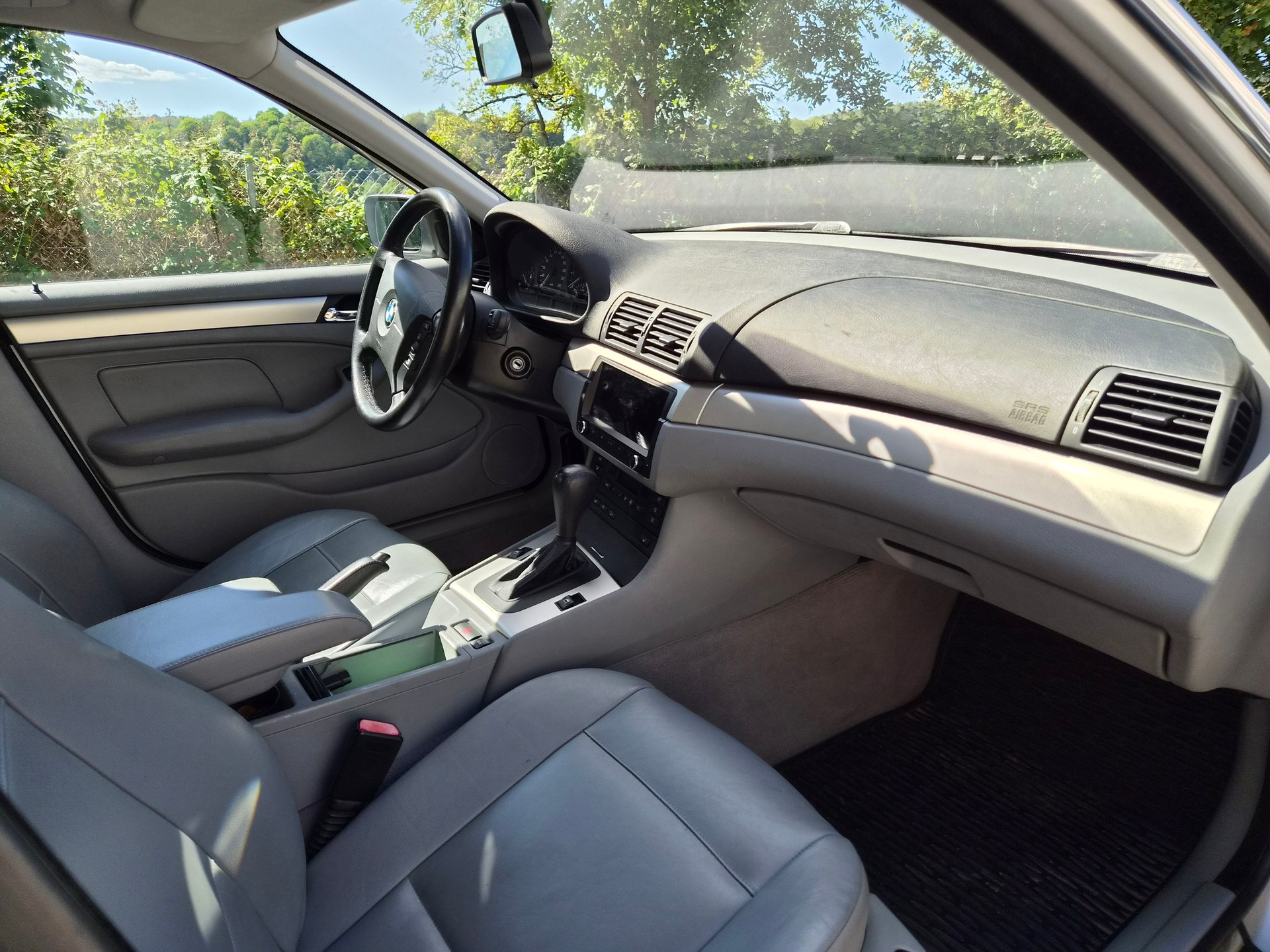 BMW 325xi-image-10