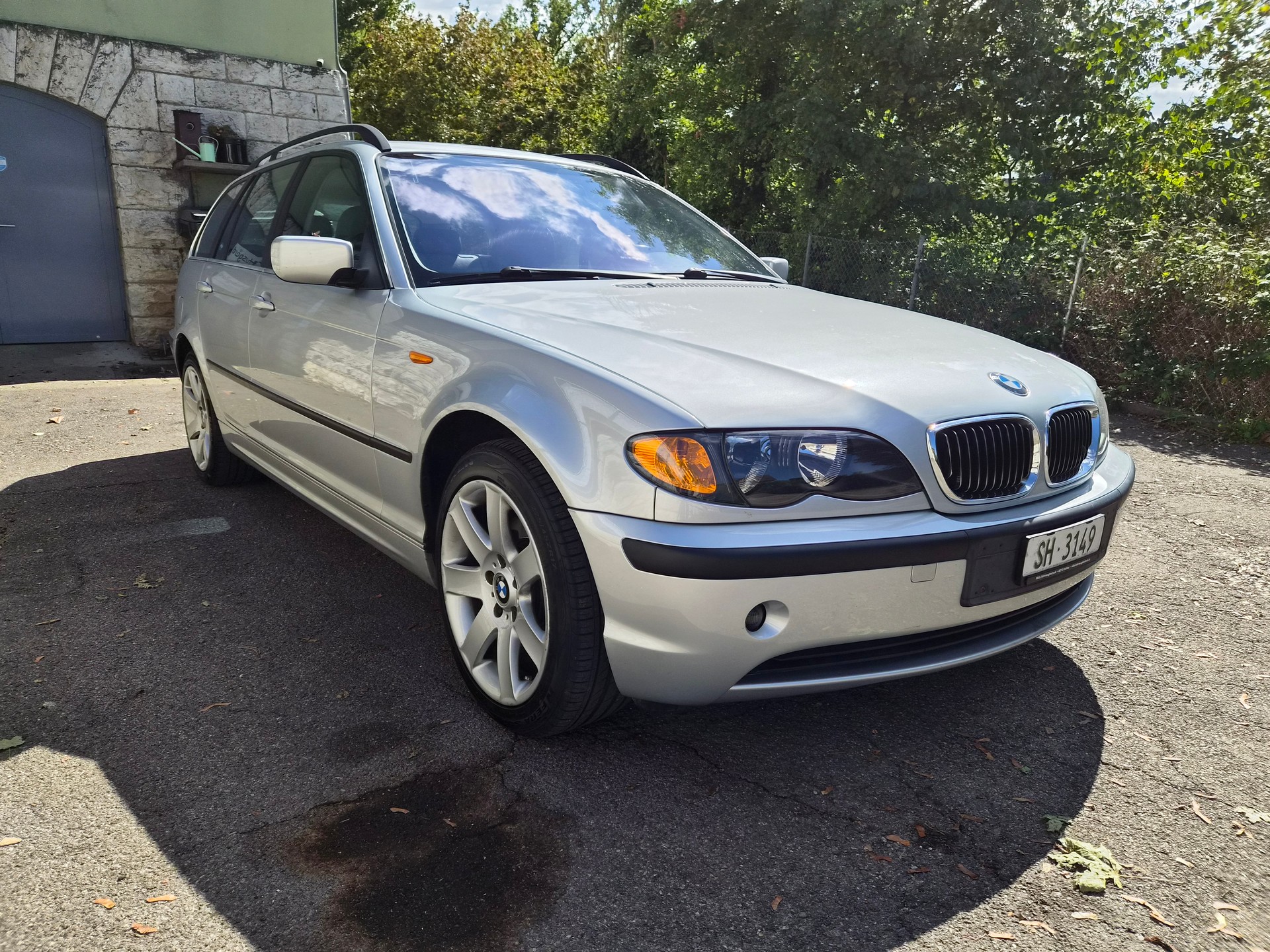 BMW 325xi-image-5