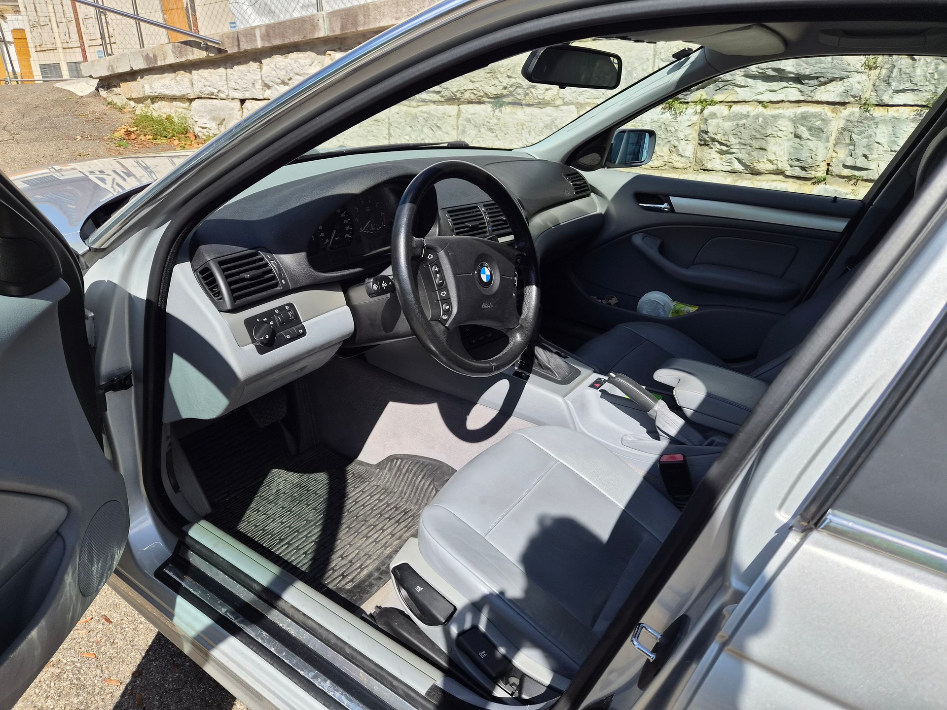 BMW 325xi-image-8