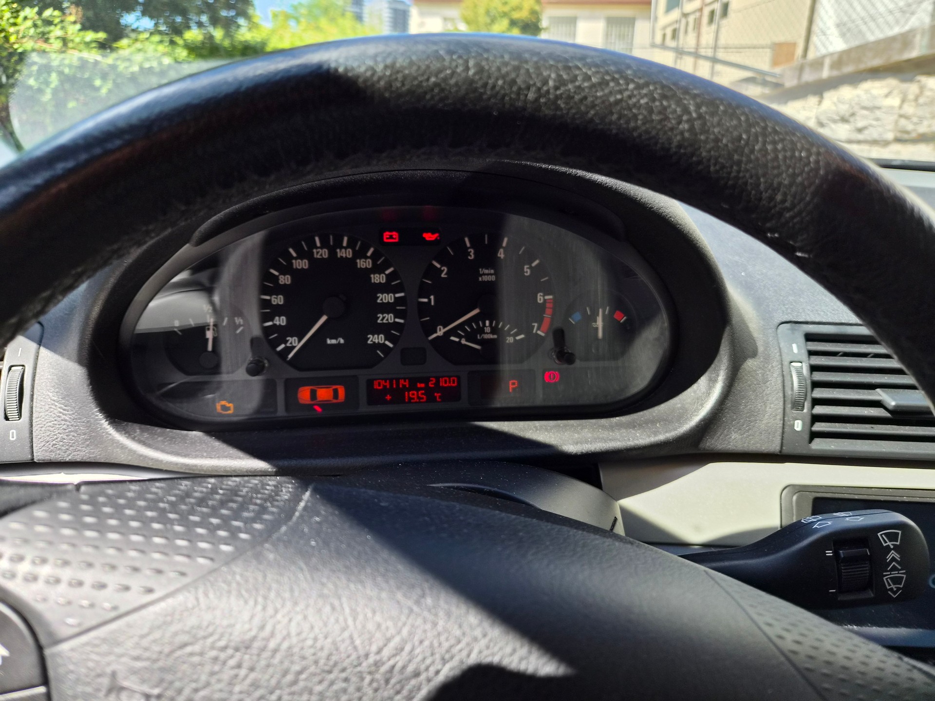 BMW 325xi-image-11