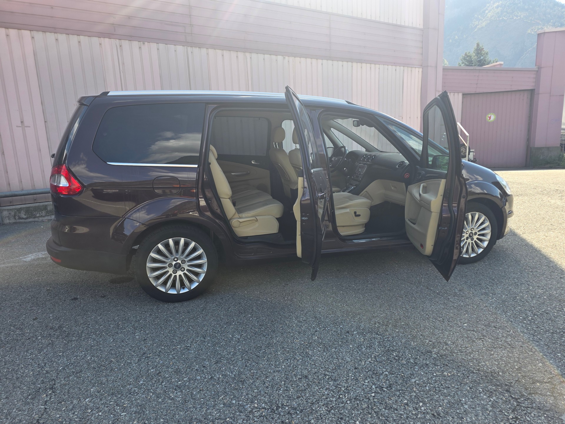 FORD Galaxy 2.0 SCTi Ghia PowerShift-image-9