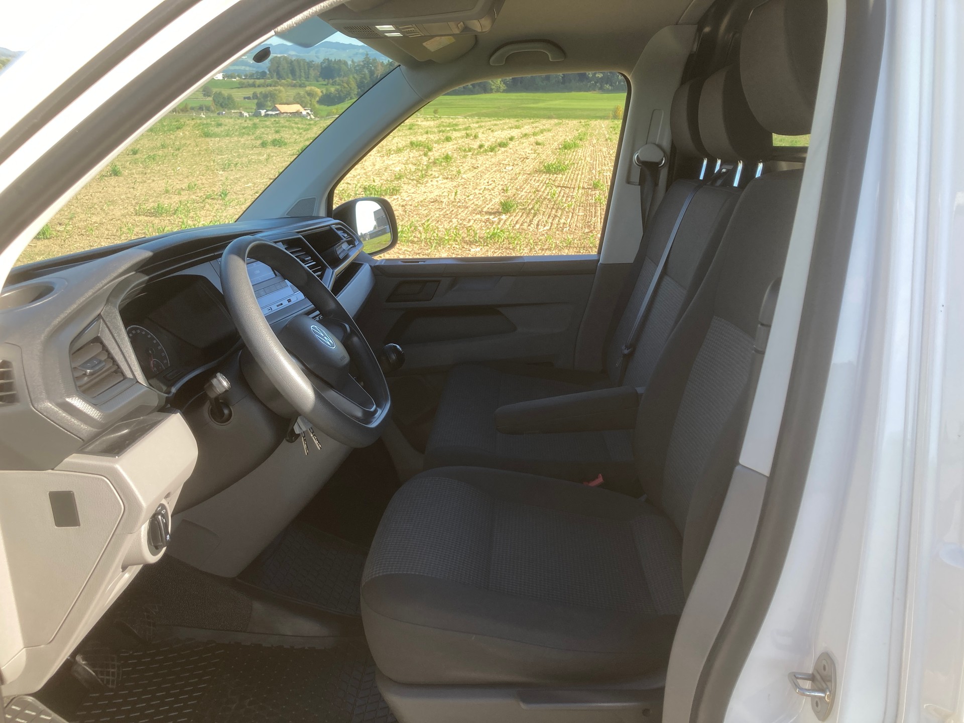 VW T6.1 2.0 TDI mit Dachträger und Anhängerkupplung-image-9