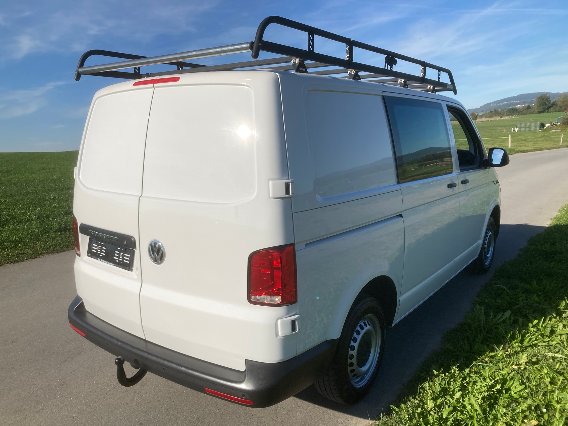 VW T6.1 2.0 TDI mit Dachträger und Anhängerkupplung-image-2