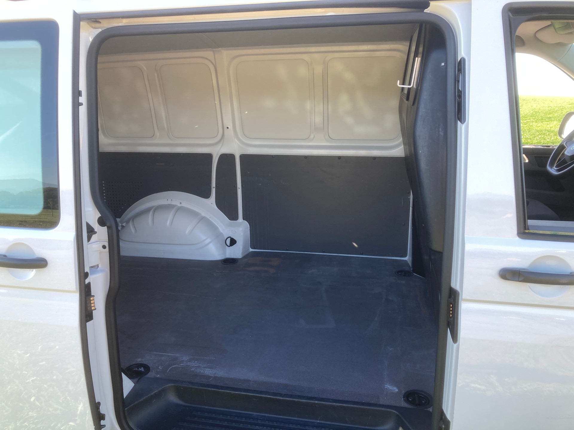 VW T6.1 2.0 TDI mit Dachträger und Anhängerkupplung-image-7
