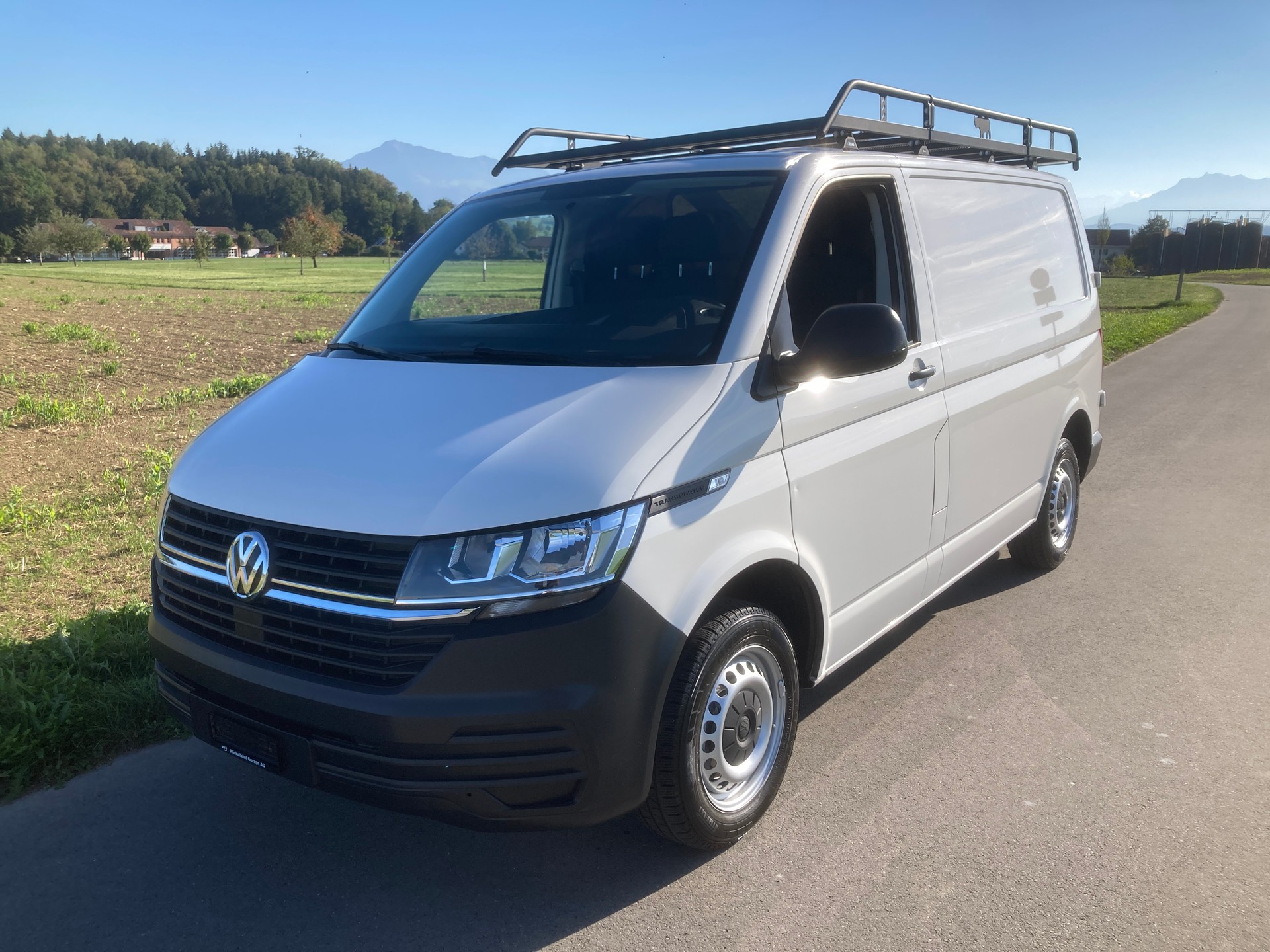 VW T6.1 2.0 TDI mit Dachträger und Anhängerkupplung-image-0