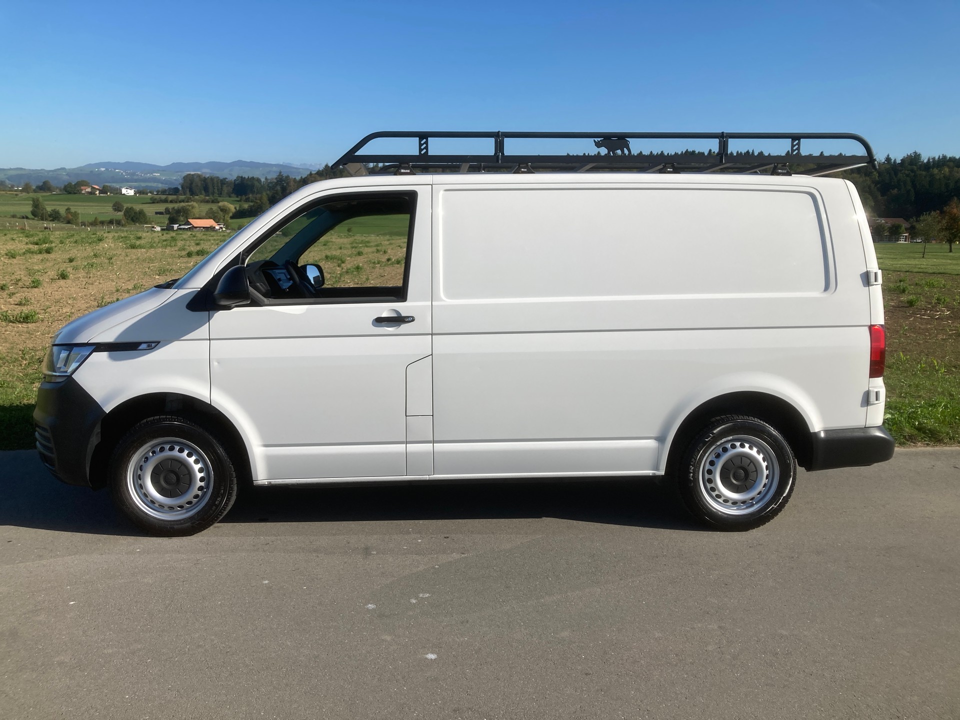 VW T6.1 2.0 TDI mit Dachträger und Anhängerkupplung-image-4