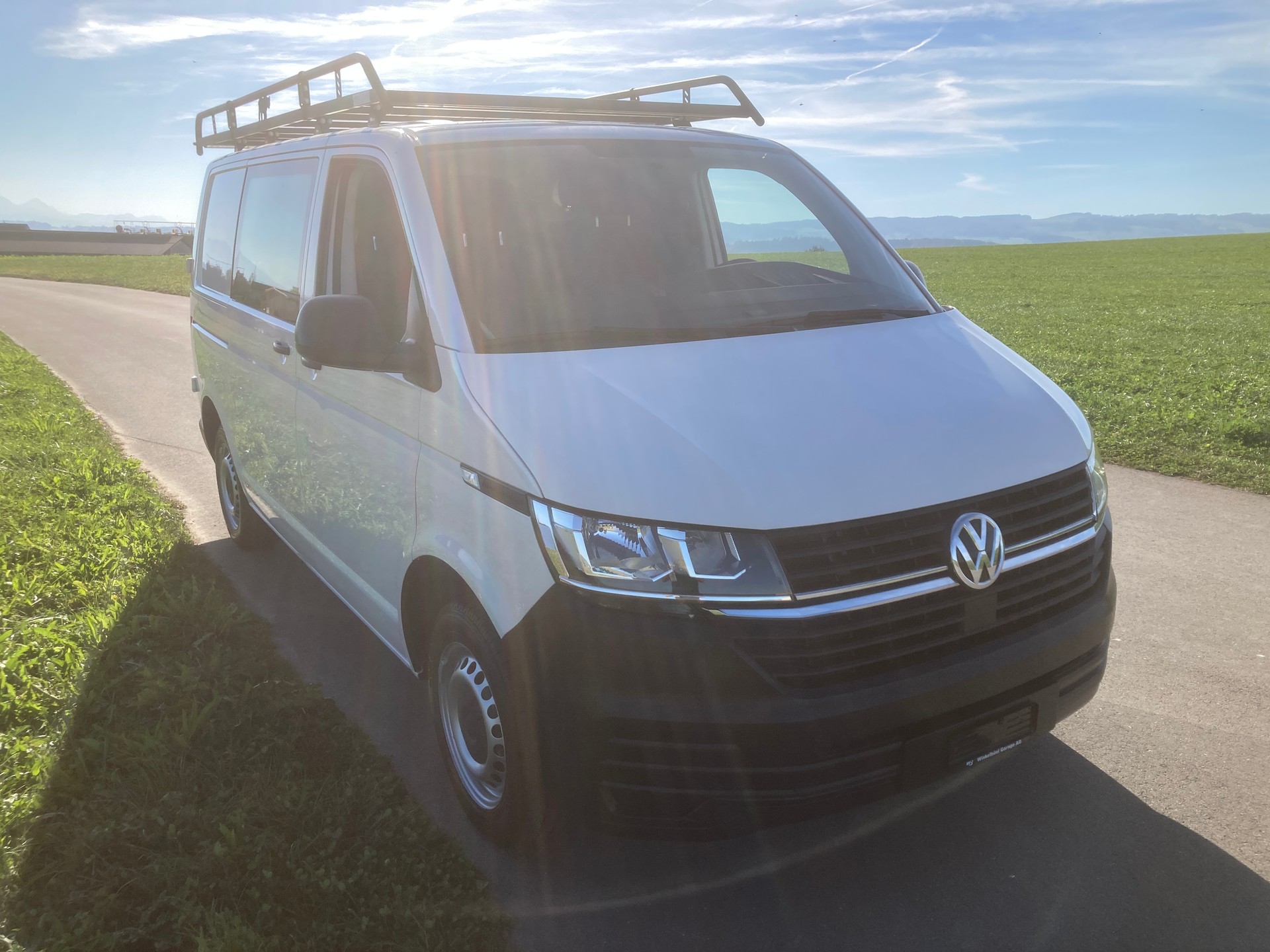 VW T6.1 2.0 TDI mit Dachträger und Anhängerkupplung-image-1
