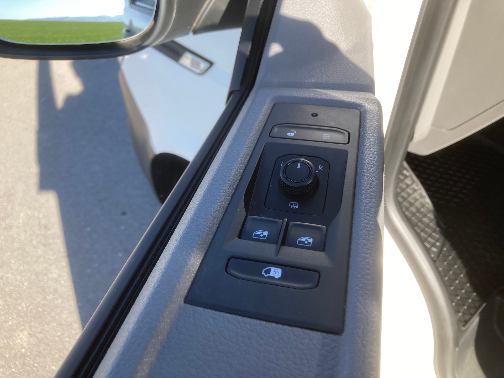VW T6.1 2.0 TDI mit Dachträger und Anhängerkupplung-image-10