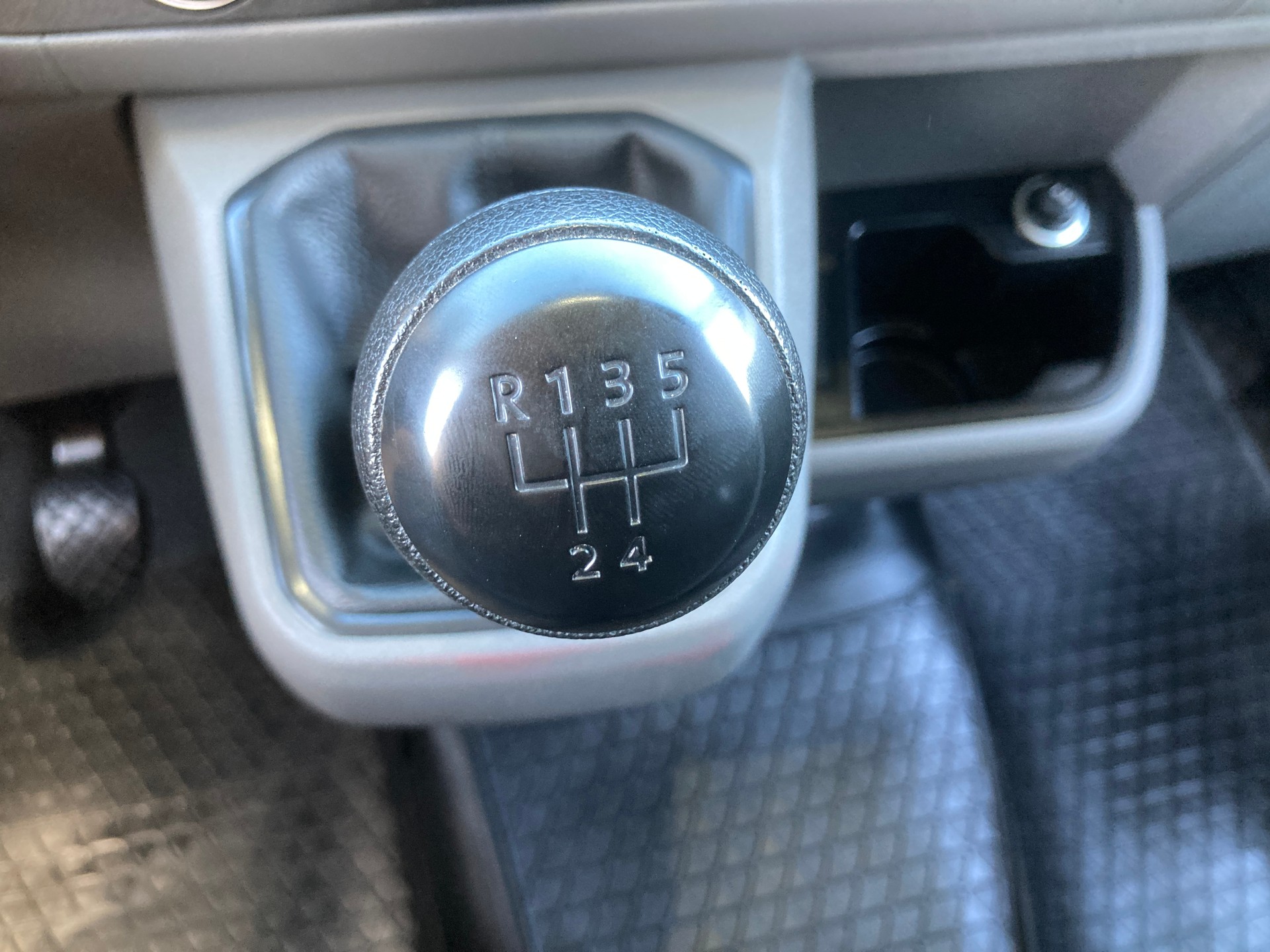 VW T6.1 2.0 TDI mit Dachträger und Anhängerkupplung-image-12
