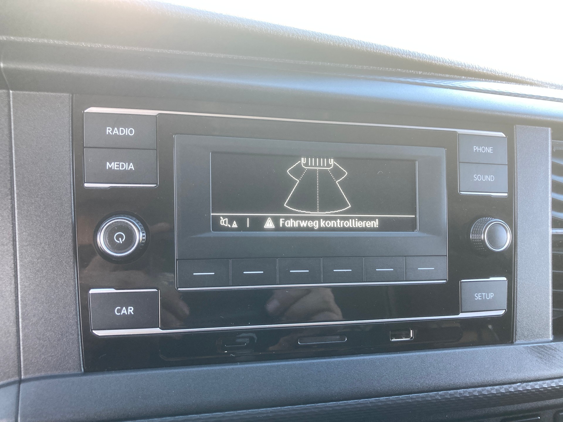 VW T6.1 2.0 TDI mit Dachträger und Anhängerkupplung-image-13