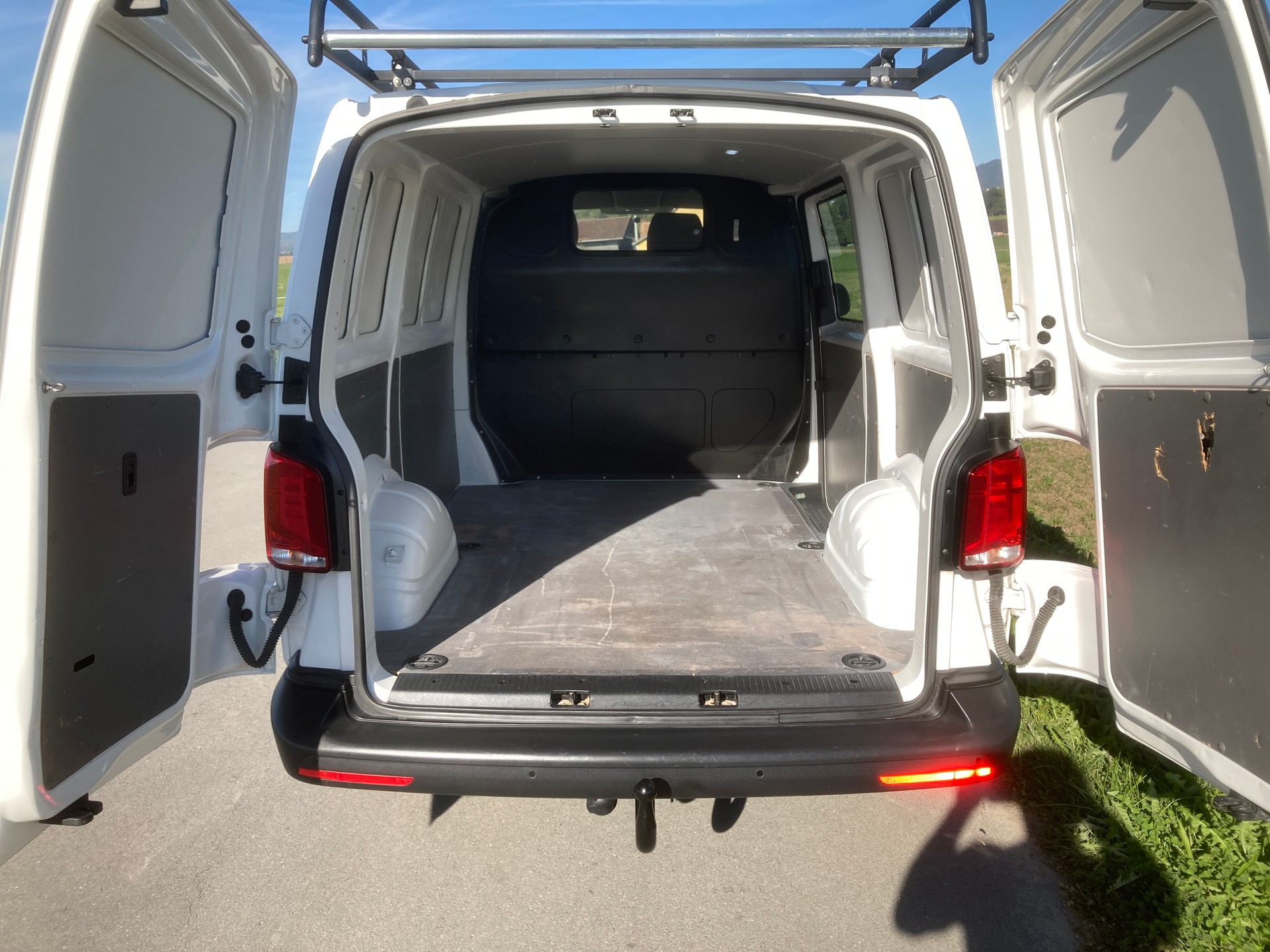 VW T6.1 2.0 TDI mit Dachträger und Anhängerkupplung-image-6