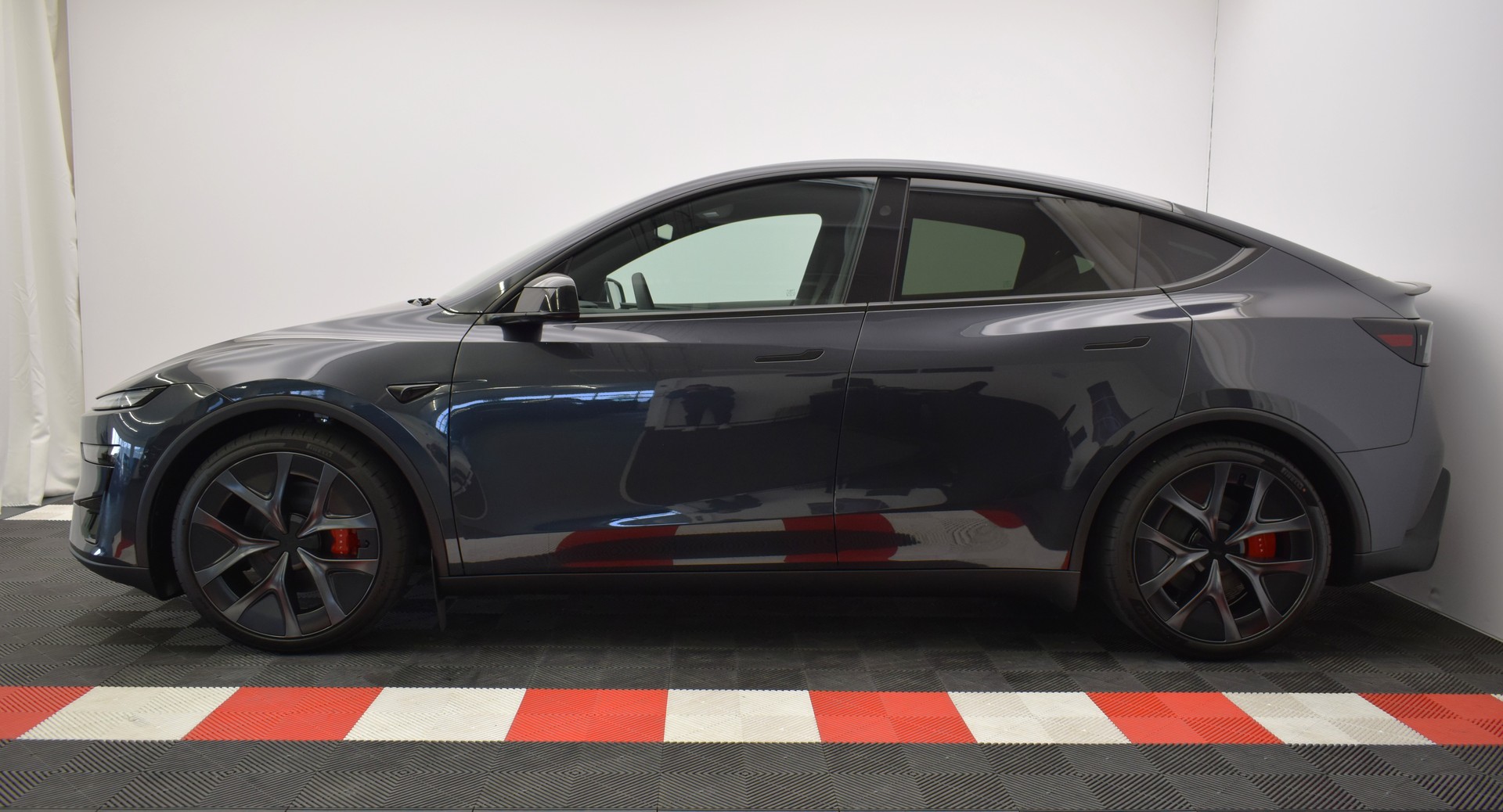 TESLA Model Y Performance AWD 626PS, AHK, CH Typenschein "stealth grey"-image-8