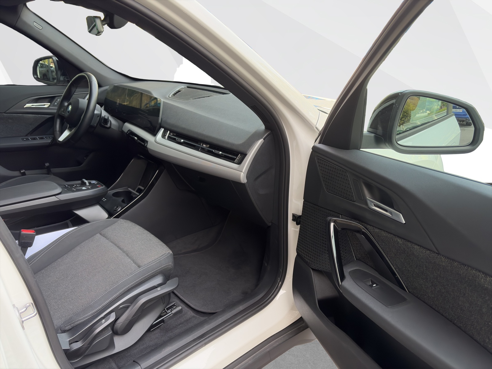 BMW iX1 xDrive30-image-16