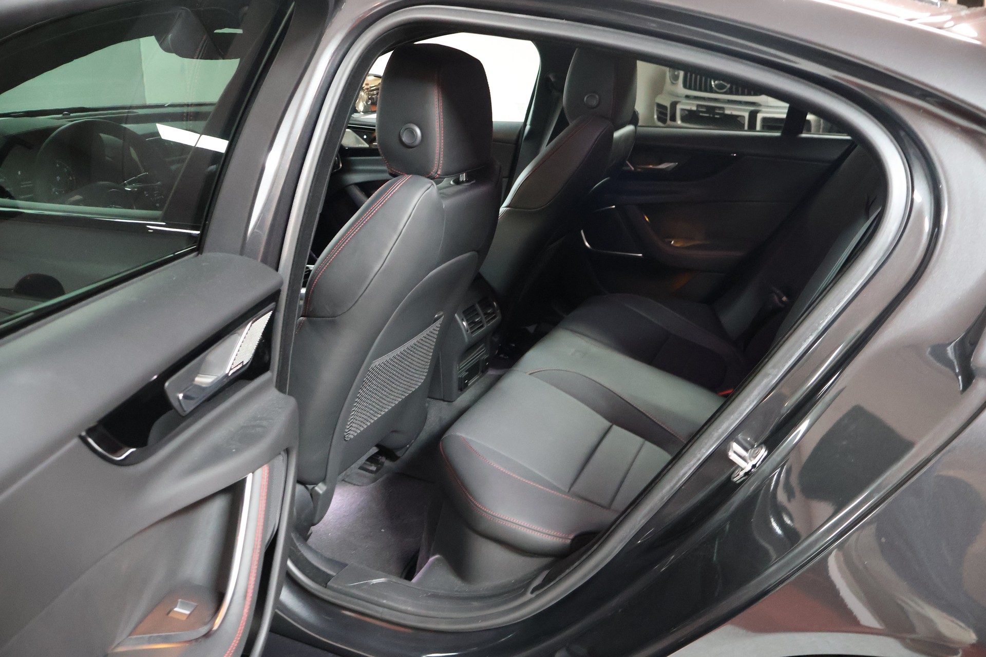 JAGUAR XE 2.0 Sport P300 AWD Automat-image-17