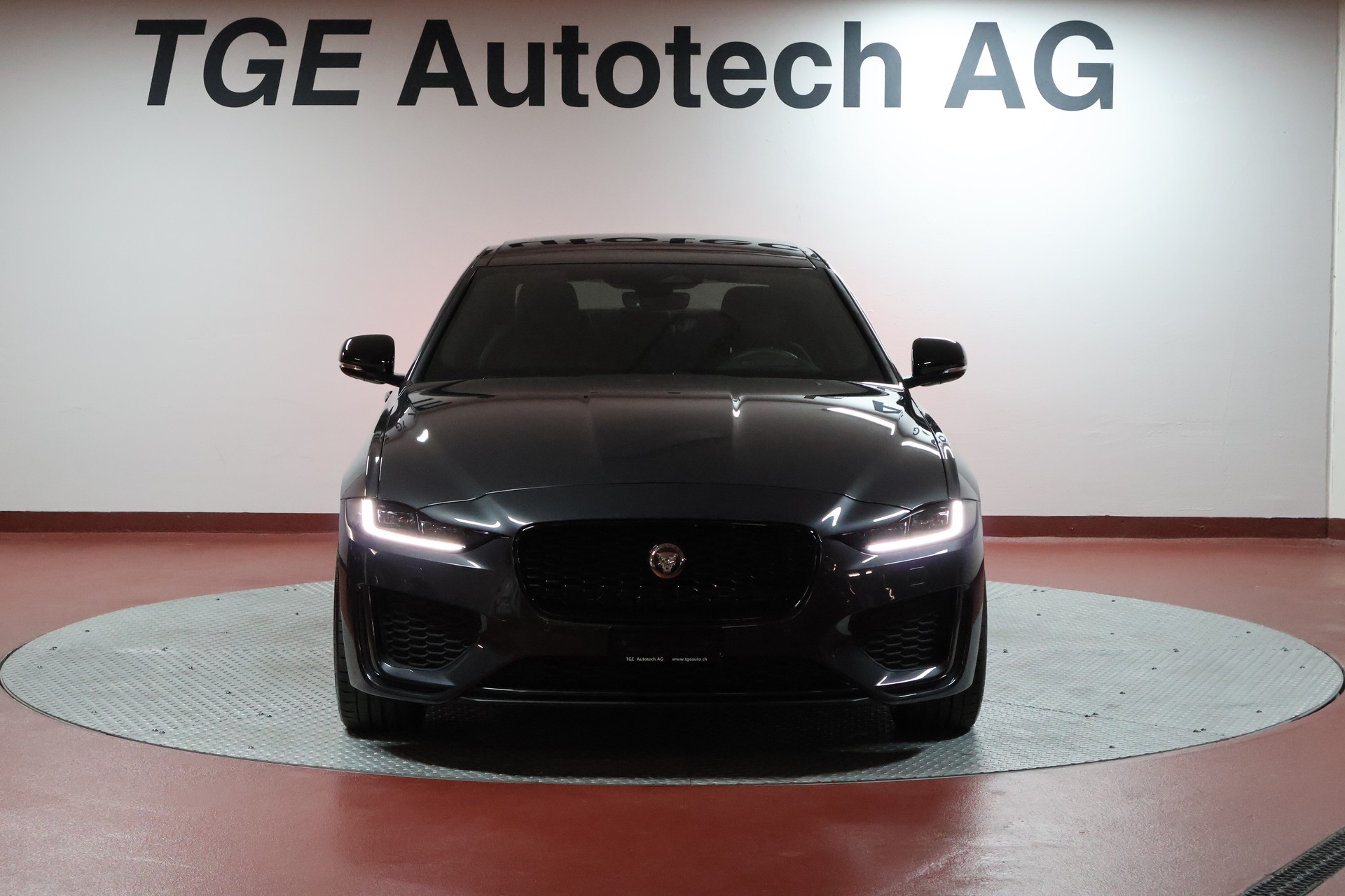 JAGUAR XE 2.0 Sport P300 AWD Automat-image-1