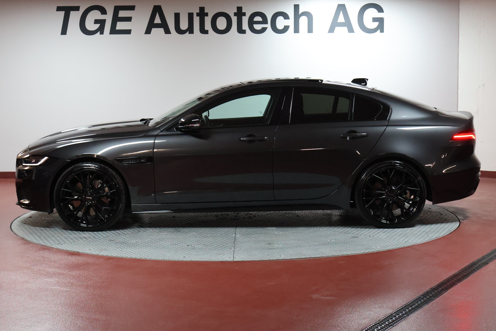 JAGUAR XE 2.0 Sport P300 AWD Automat-image-3