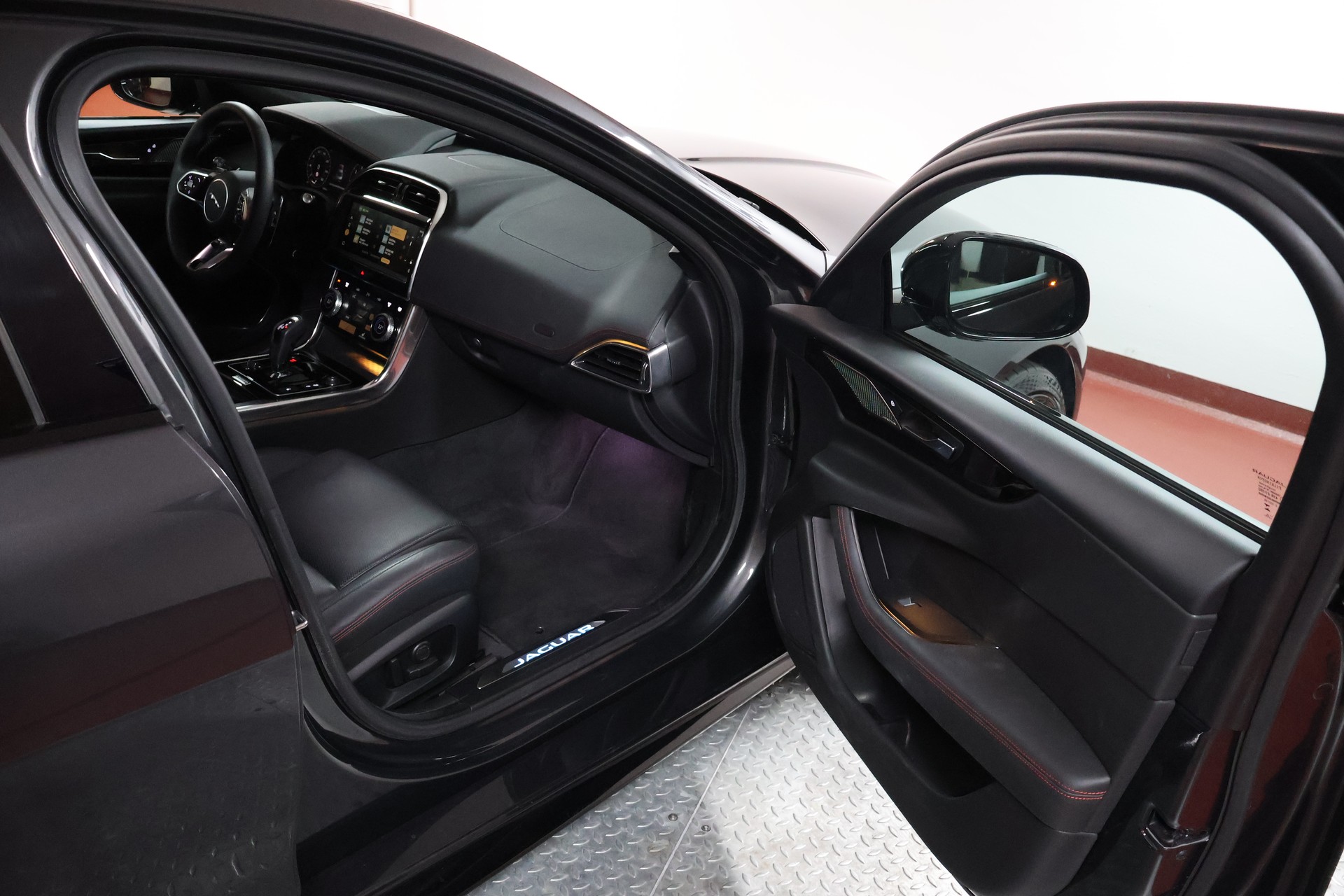 JAGUAR XE 2.0 Sport P300 AWD Automat-image-14