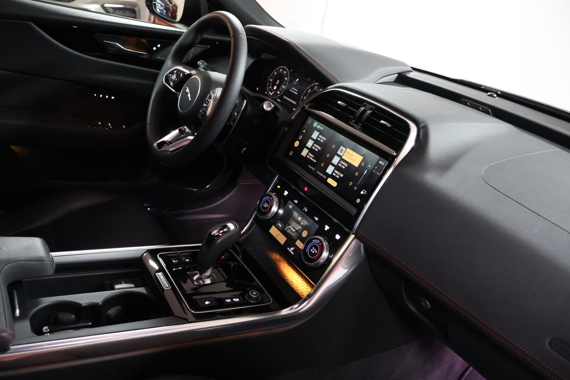 JAGUAR XE 2.0 Sport P300 AWD Automat-image-11