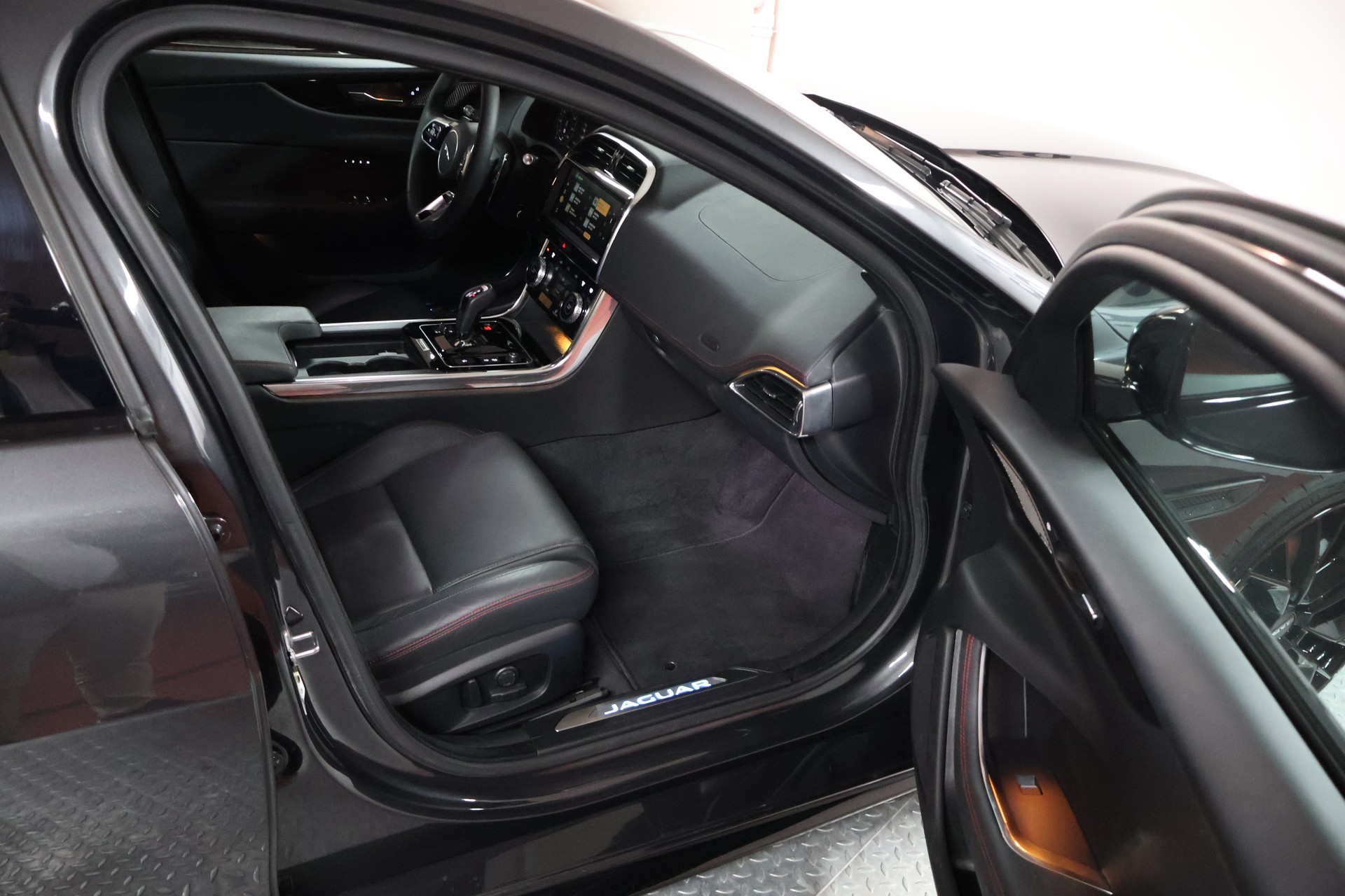 JAGUAR XE 2.0 Sport P300 AWD Automat-image-15