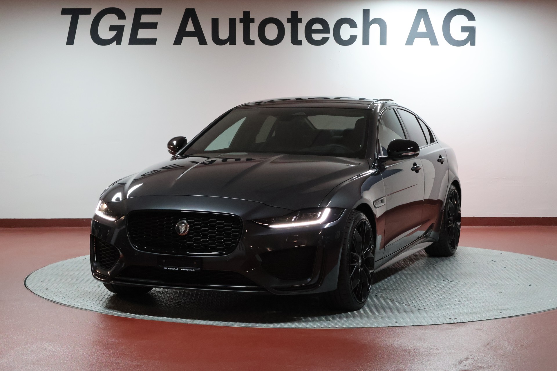 JAGUAR XE 2.0 Sport P300 AWD Automat-image-0