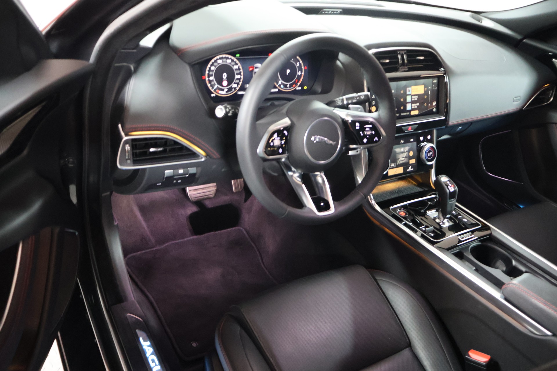 JAGUAR XE 2.0 Sport P300 AWD Automat-image-7