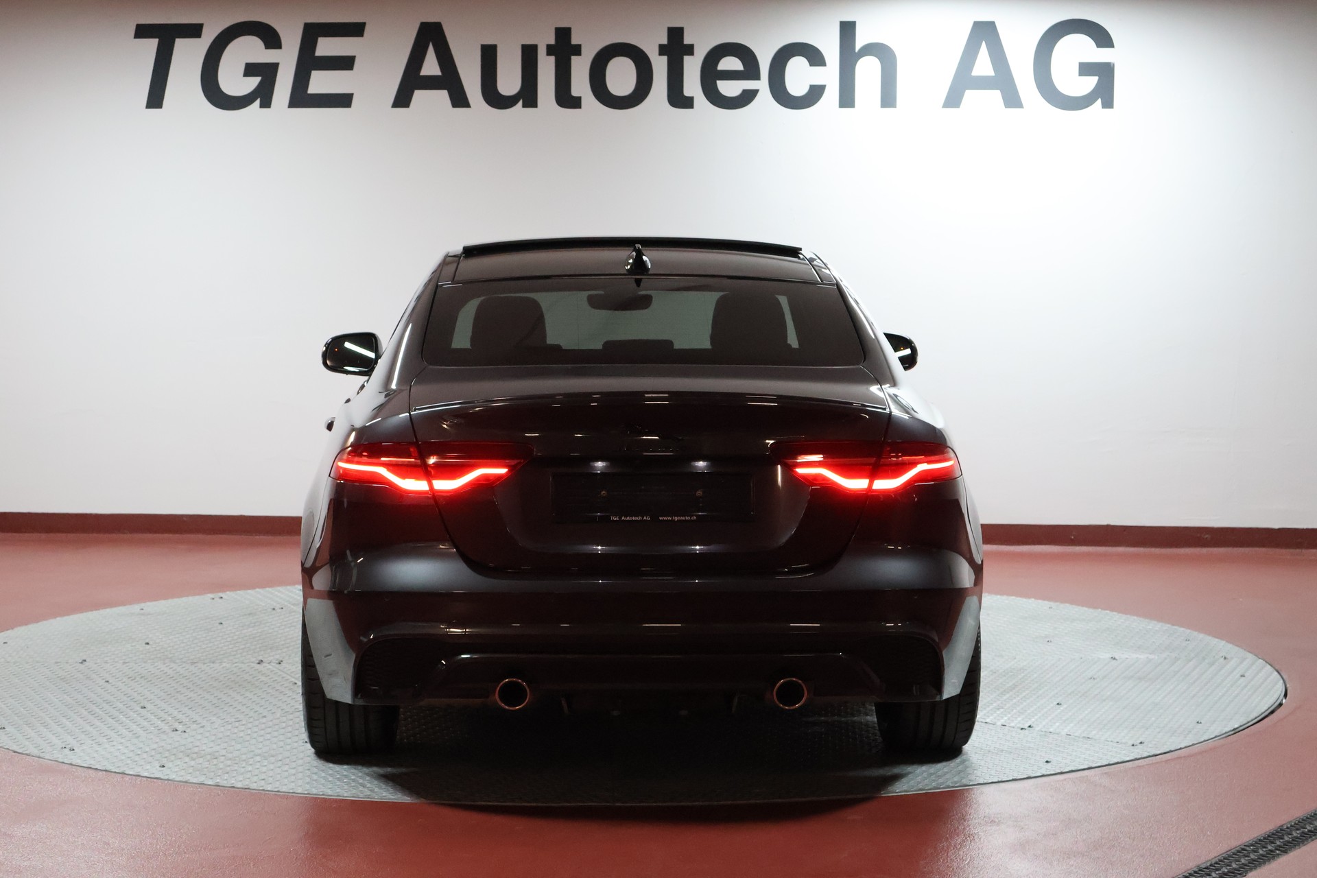 JAGUAR XE 2.0 Sport P300 AWD Automat-image-21