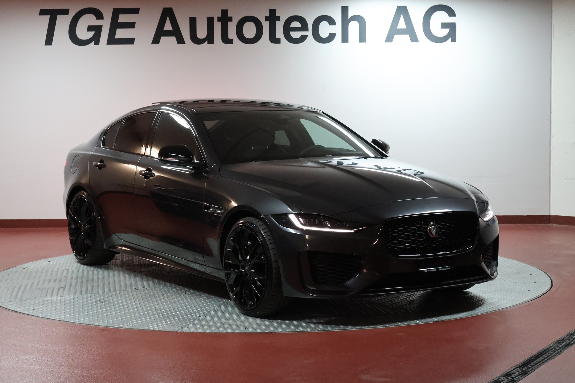 JAGUAR XE 2.0 Sport P300 AWD Automat-image-2