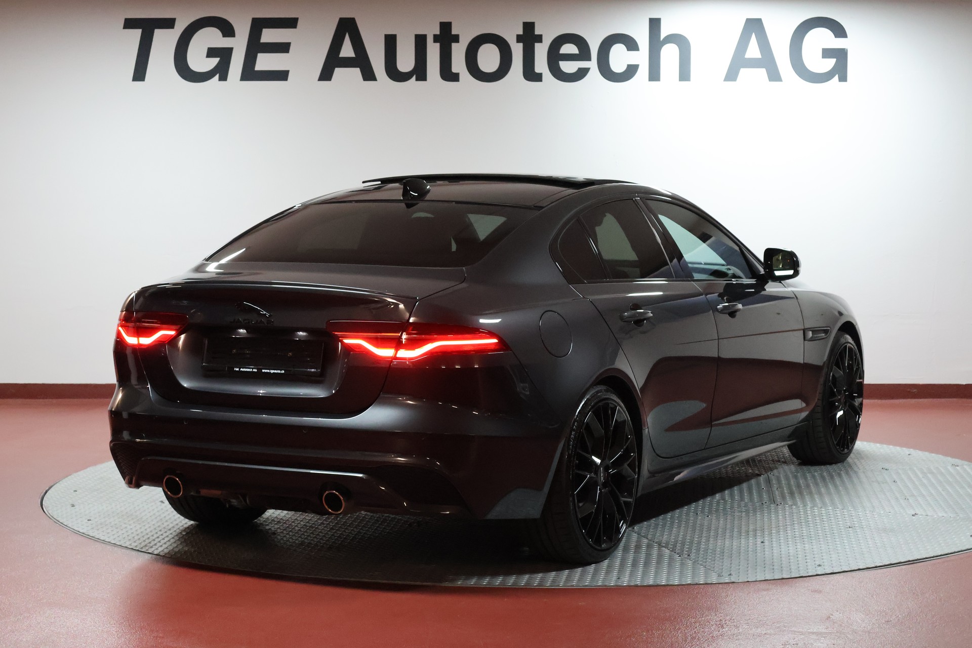 JAGUAR XE 2.0 Sport P300 AWD Automat-image-20