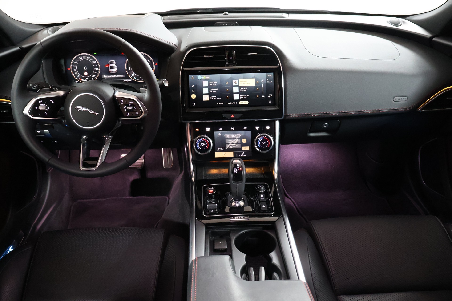 JAGUAR XE 2.0 Sport P300 AWD Automat-image-9