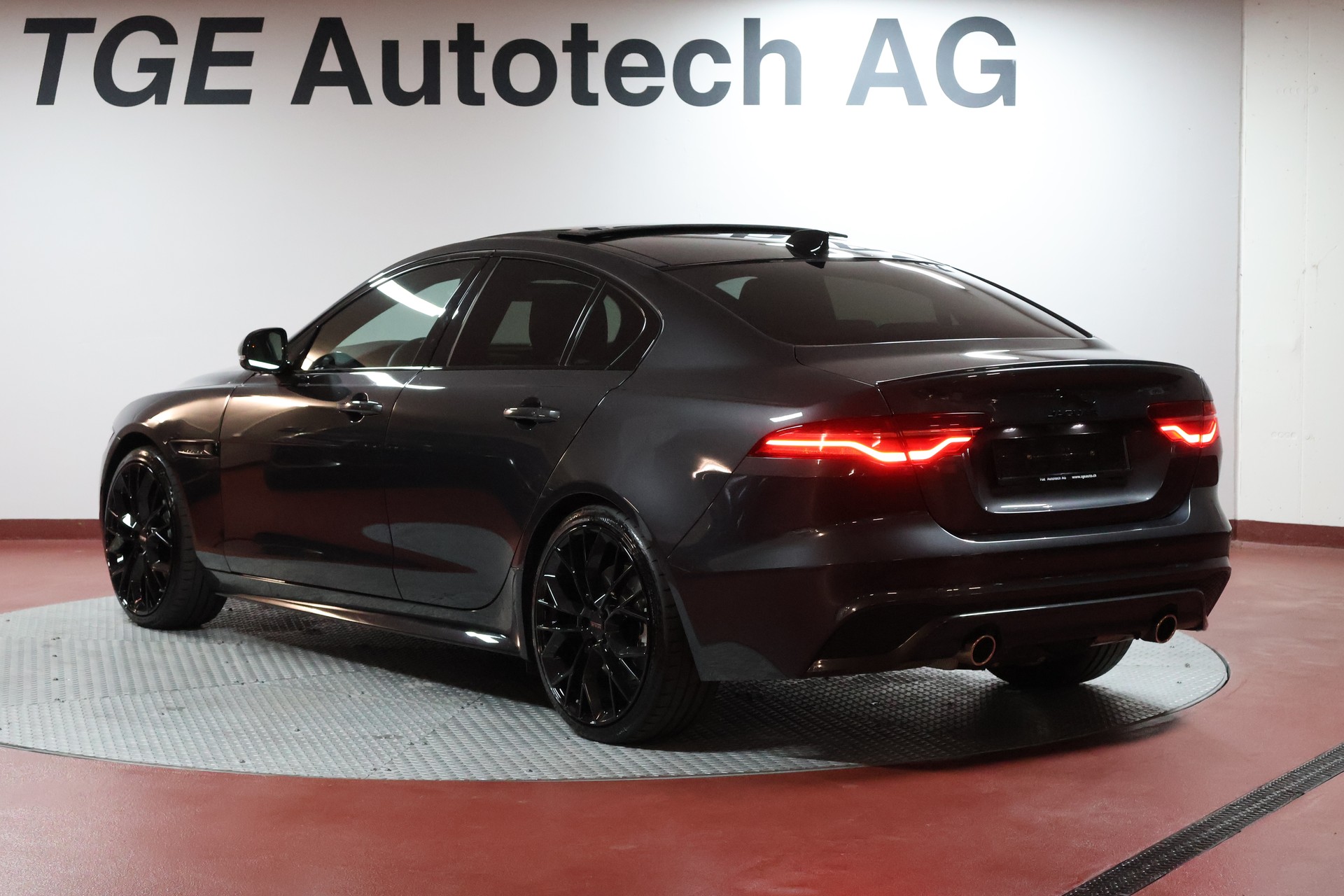 JAGUAR XE 2.0 Sport P300 AWD Automat-image-19