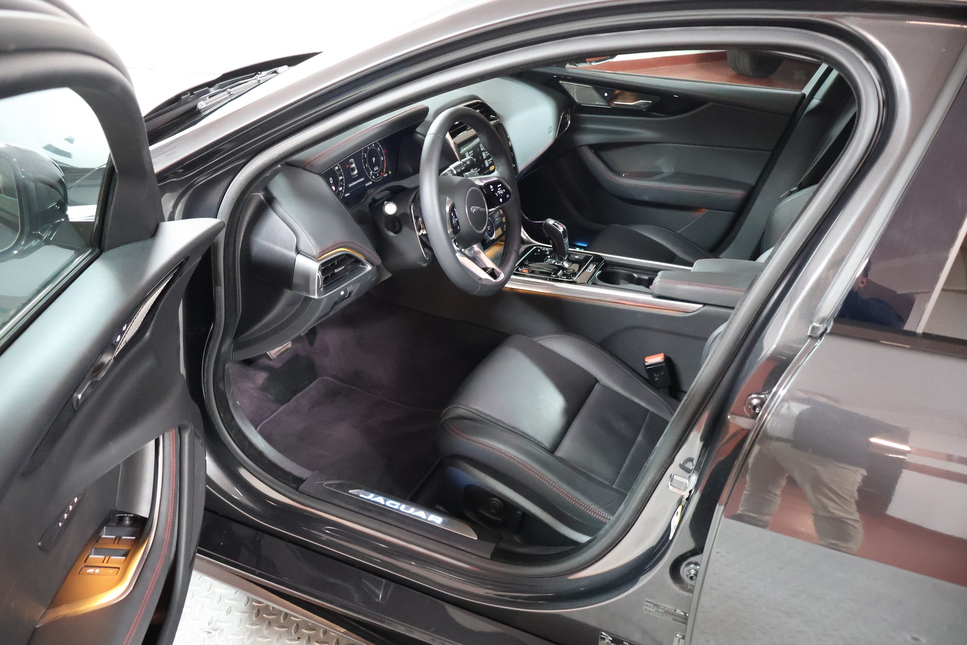JAGUAR XE 2.0 Sport P300 AWD Automat-image-6
