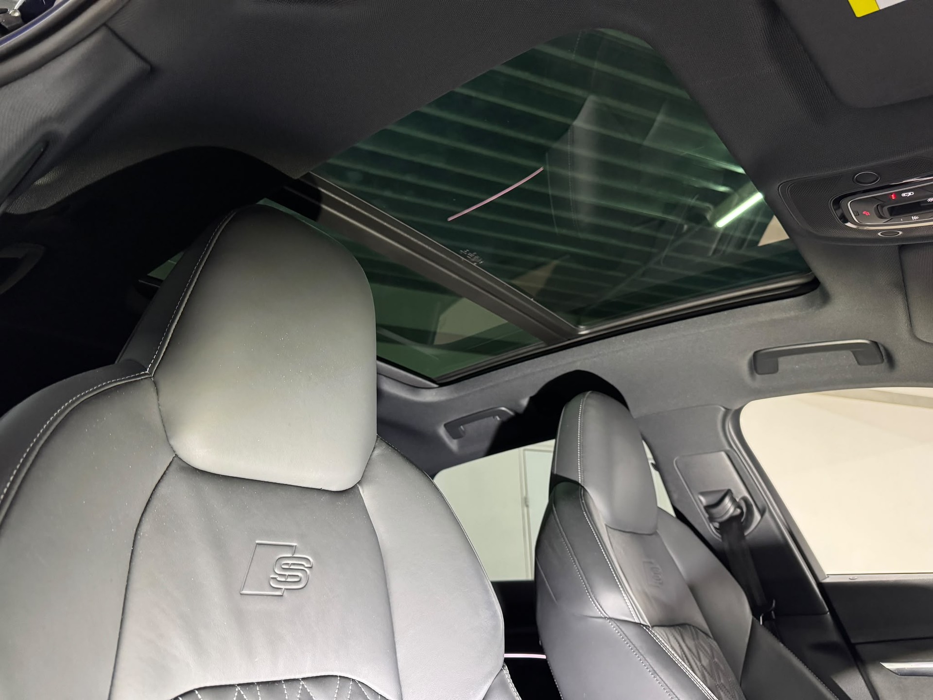 AUDI e-tron 55 S Line Black Edition quattro 95kWh 408PS / CH-Fahrzeug mit VOLL-Ausstattung-image-8