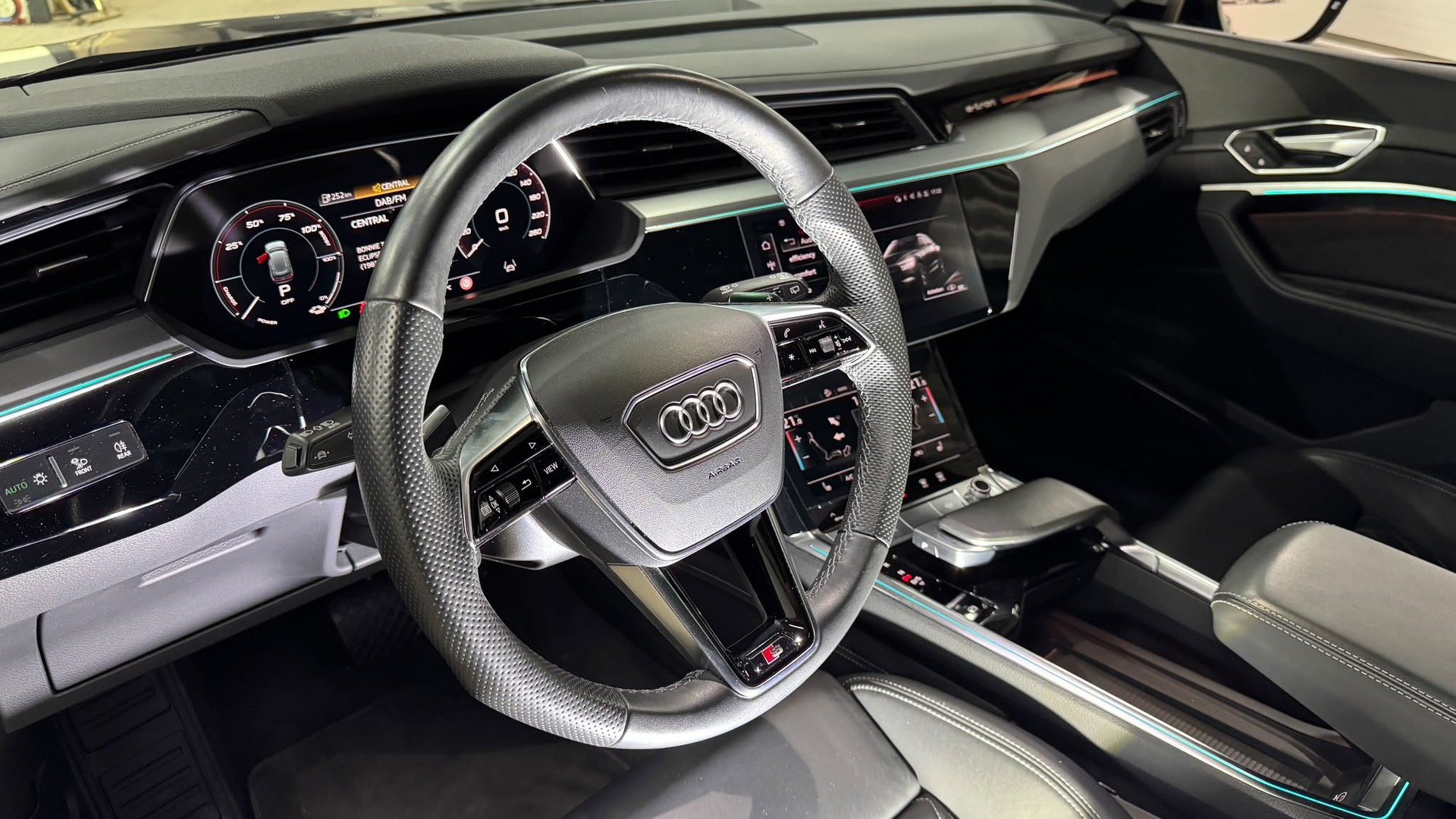 AUDI e-tron 55 S Line Black Edition quattro 95kWh 408PS / CH-Fahrzeug mit VOLL-Ausstattung-image-12