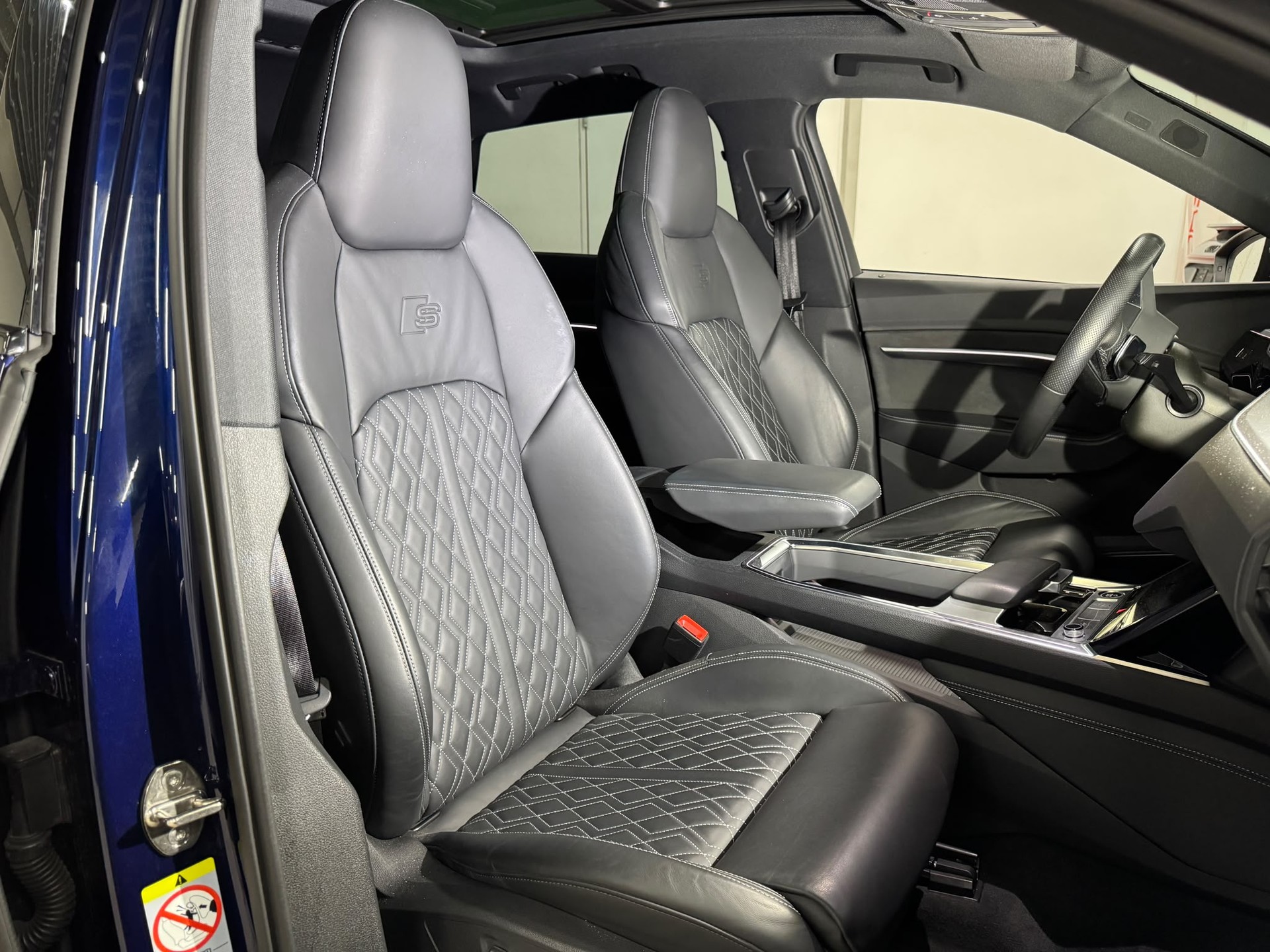 AUDI e-tron 55 S Line Black Edition quattro 95kWh 408PS / CH-Fahrzeug mit VOLL-Ausstattung-image-6